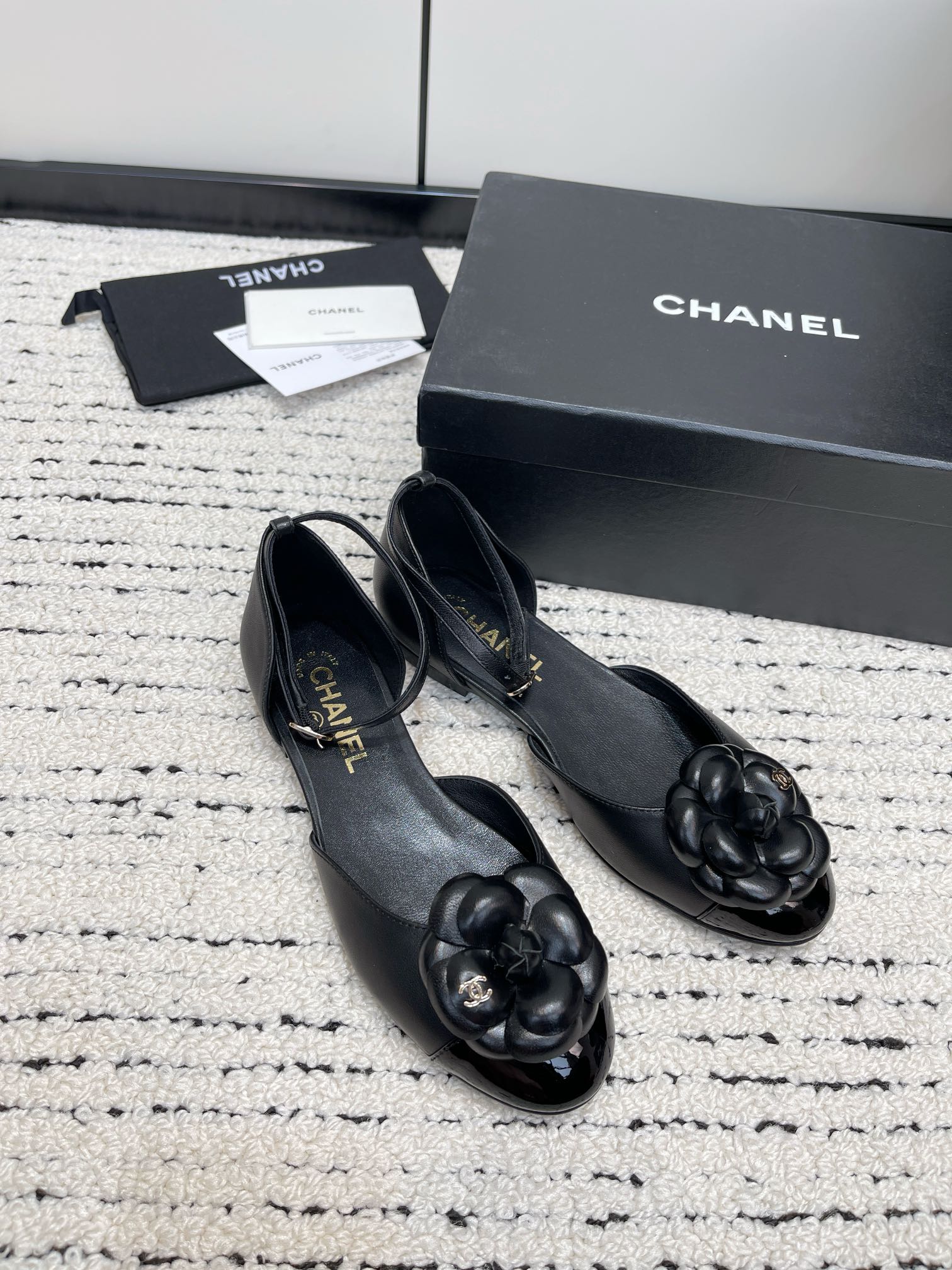 Chanel24C春夏新品山茶花单鞋系列这一季山茶花系列真的超美香奶奶家一贯的优雅名媛气质高级感十足！上