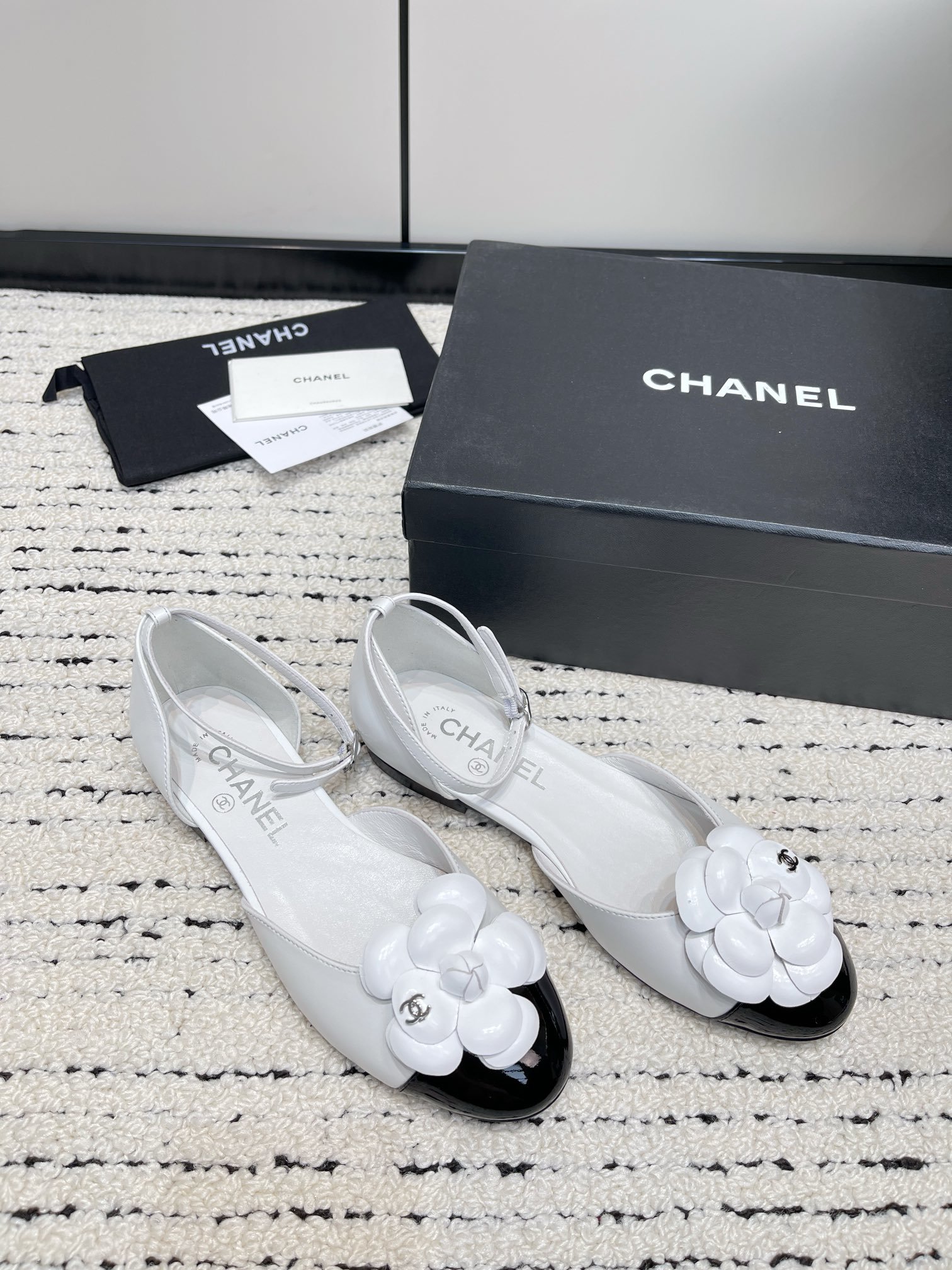 Chanel24C春夏新品山茶花单鞋系列这一季山茶花系列真的超美香奶奶家一贯的优雅名媛气质高级感十足！上
