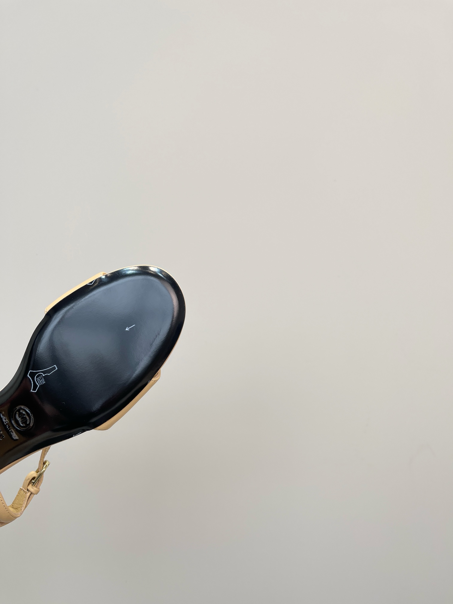 小香24早春新品专柜经典款粗跟凉鞋系列上新时尚圈的绝绝子搭配将演绎着细致极简永不褪去的经典元素展现与众不