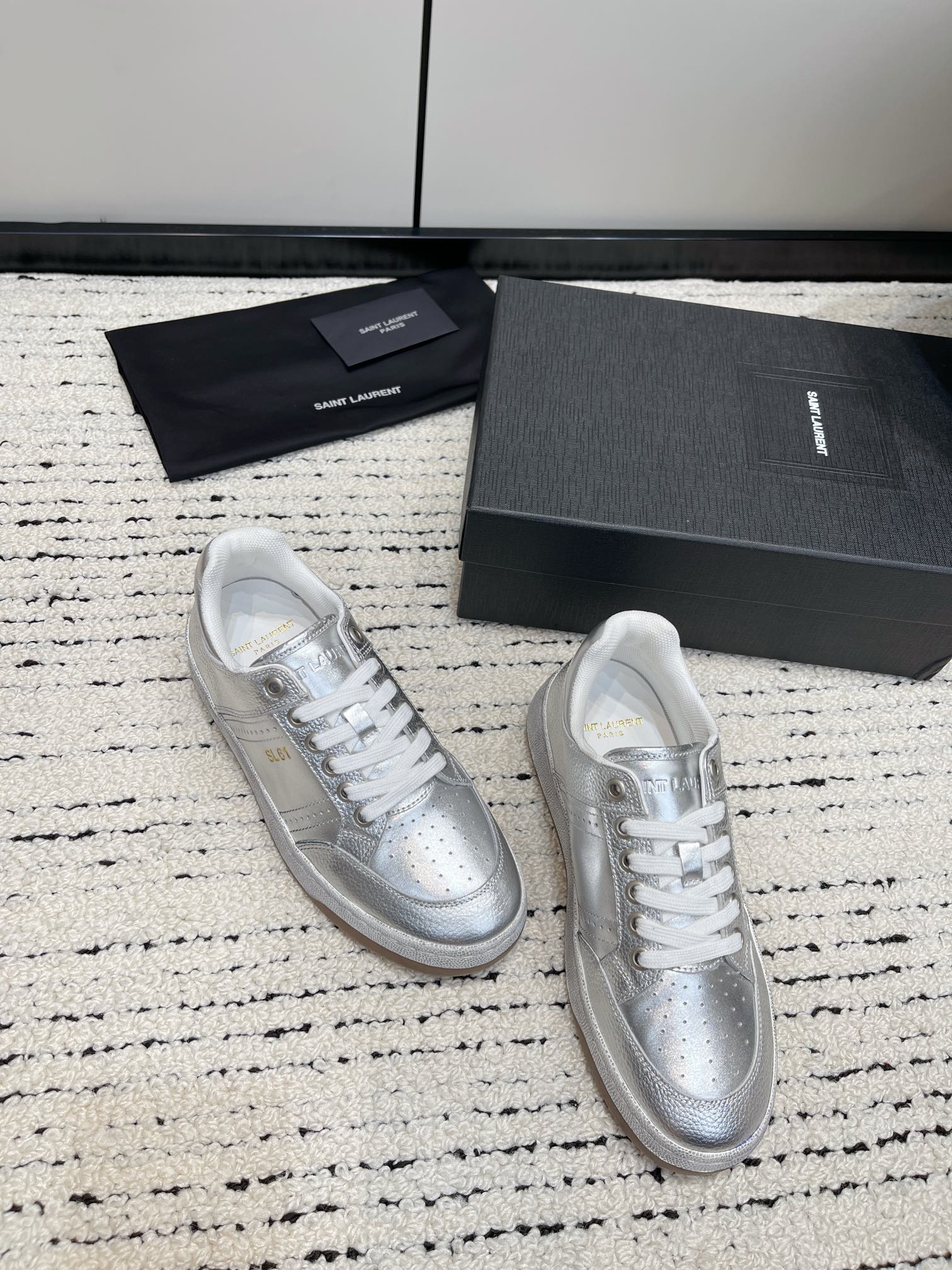 YSL-SL/61 Series Panda Color Sneakers in White Leather, Gold Details. - 图片 6