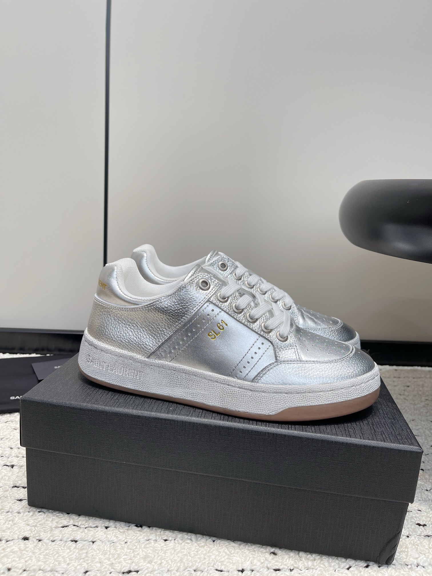 YSL-SL/61 Series Panda Color Sneakers in White Leather, Gold Details. - 图片 4