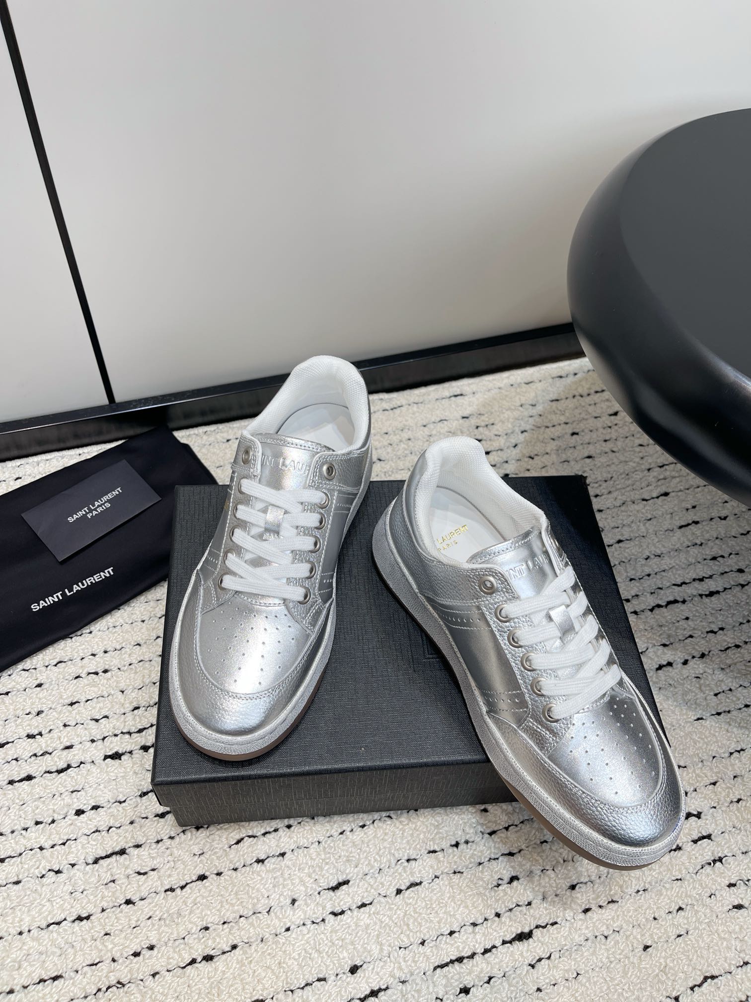 YSL-SL/61 Series Panda Color Sneakers in White Leather, Gold Details. - 图片 2