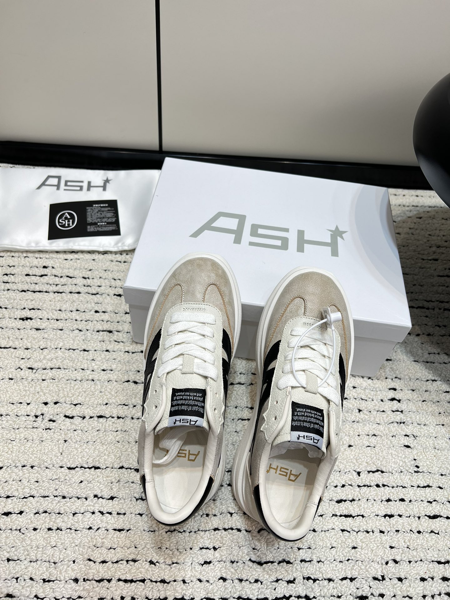 ASH New Retro White Sneakers with Thick Soles and Unique Design - 图片 5
