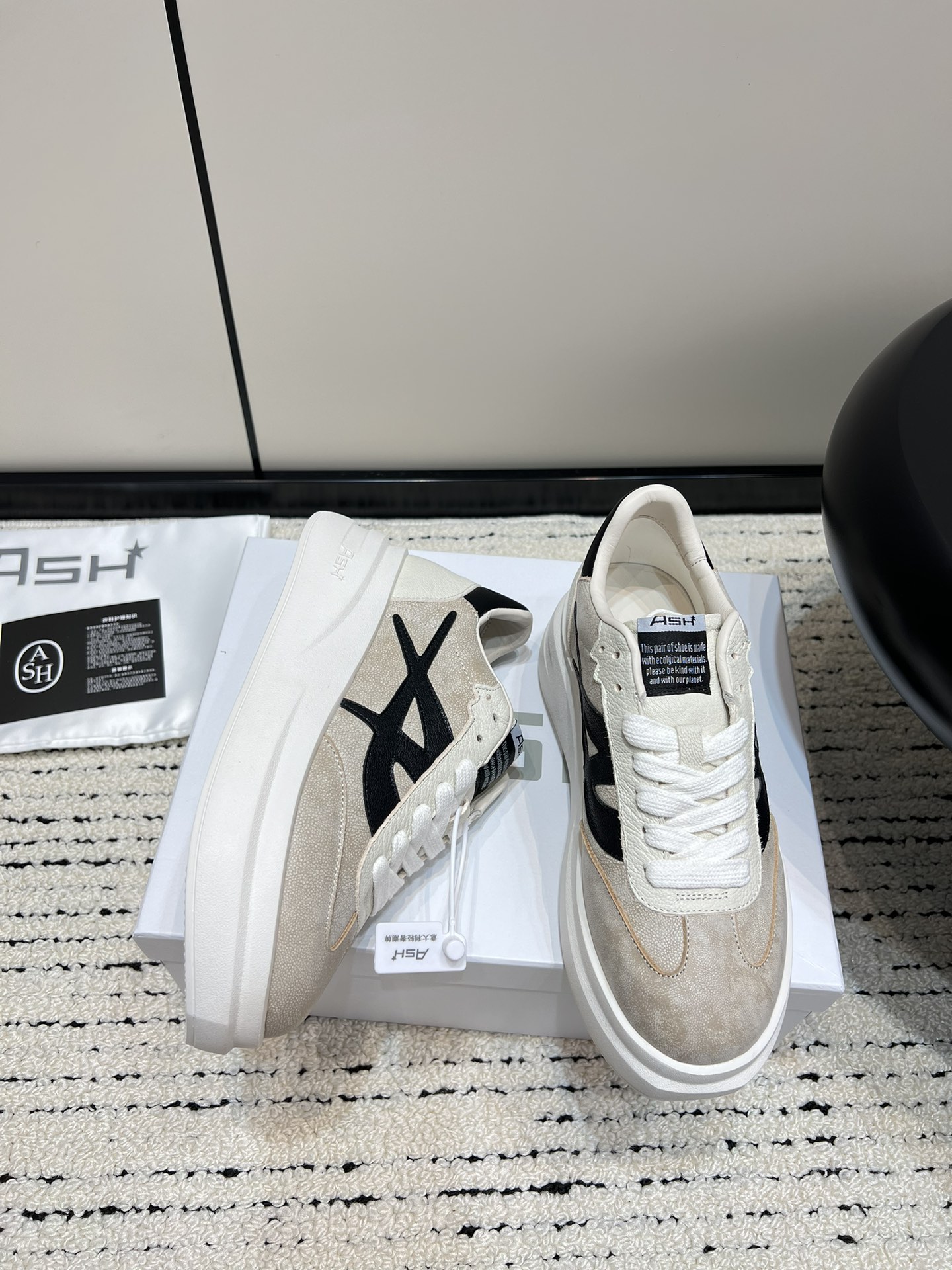 ASH New Retro White Sneakers with Thick Soles and Unique Design - 图片 3