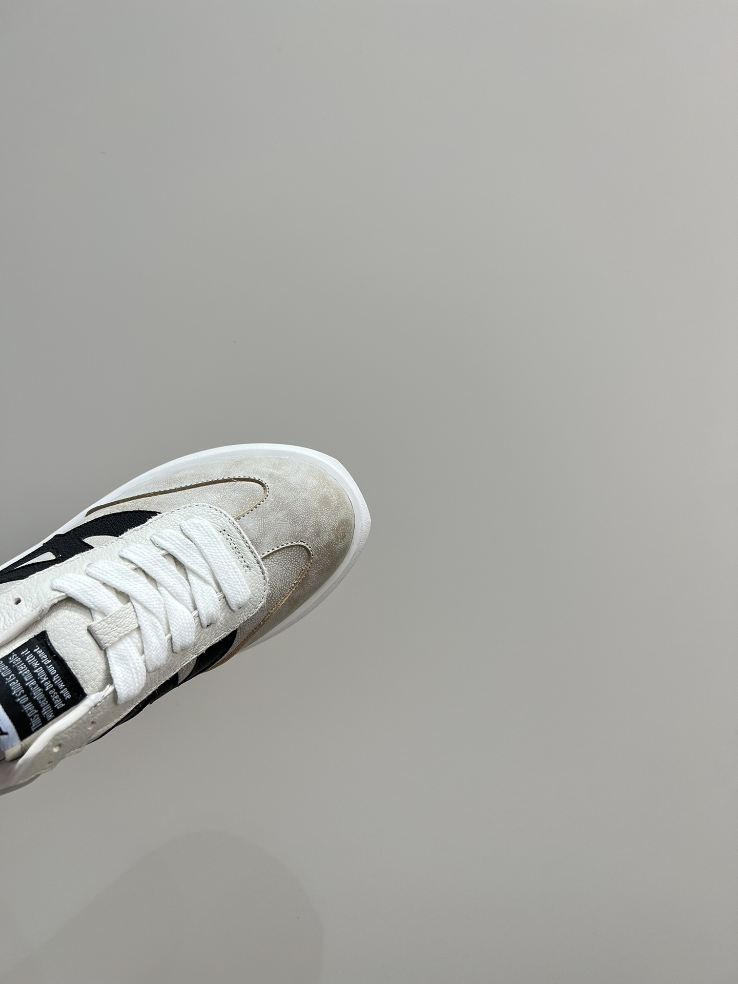 ASH New Retro White Sneakers with Thick Soles and Unique Design - 图片 7