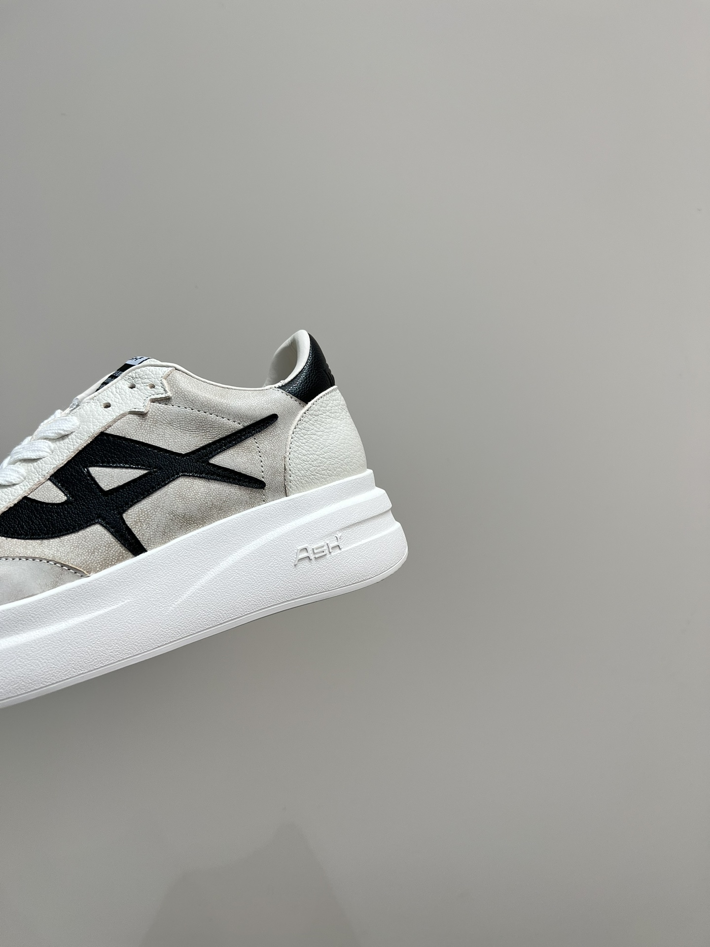ASH New Retro White Sneakers with Thick Soles and Unique Design - 图片 8