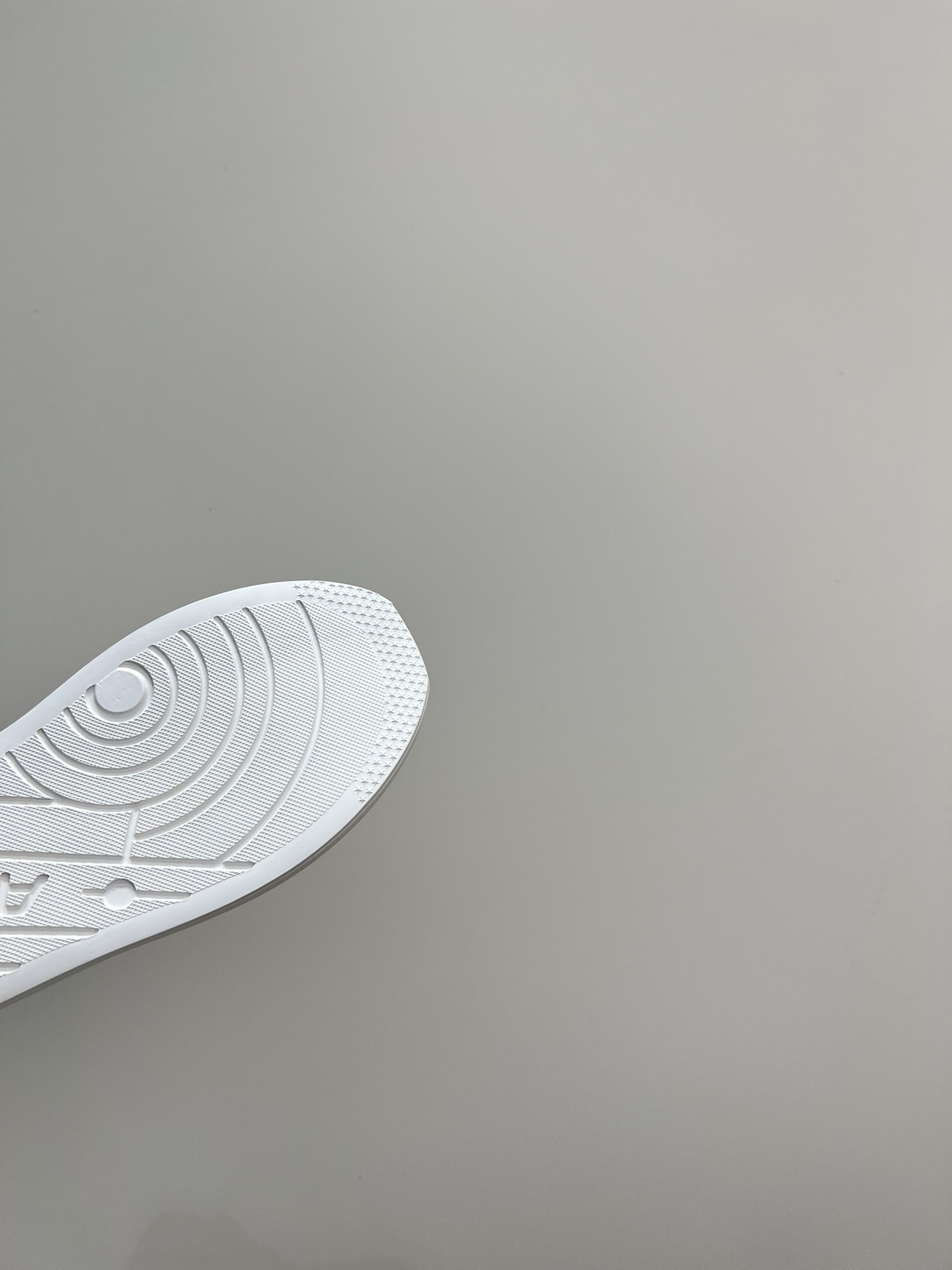 ASH New Retro White Sneakers with Thick Soles and Unique Design - 图片 9