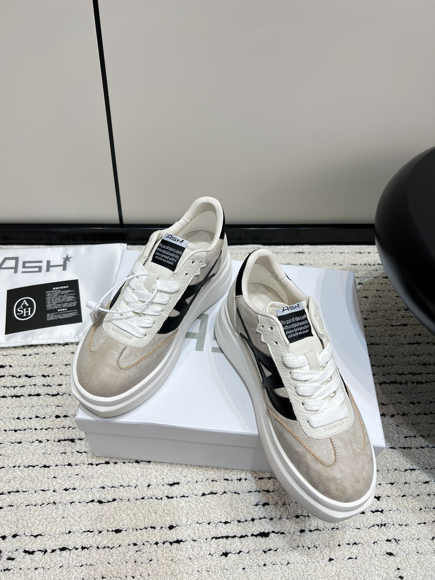 ASH New Retro White Sneakers with Thick Soles and Unique Design - 图片 2