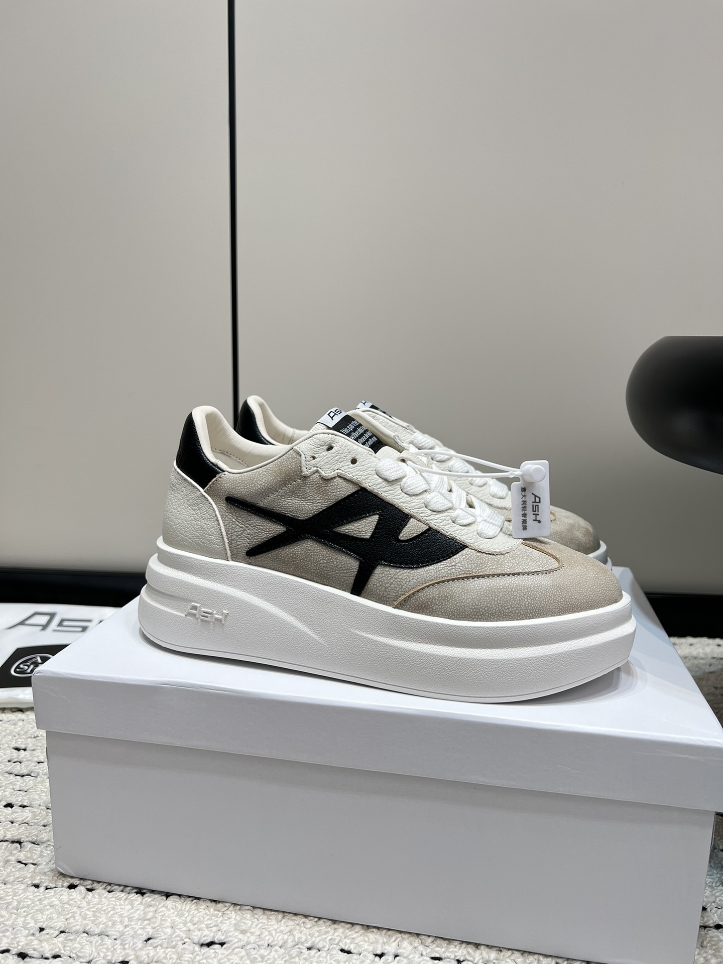 ASH New Retro White Sneakers with Thick Soles and Unique Design - 图片 4