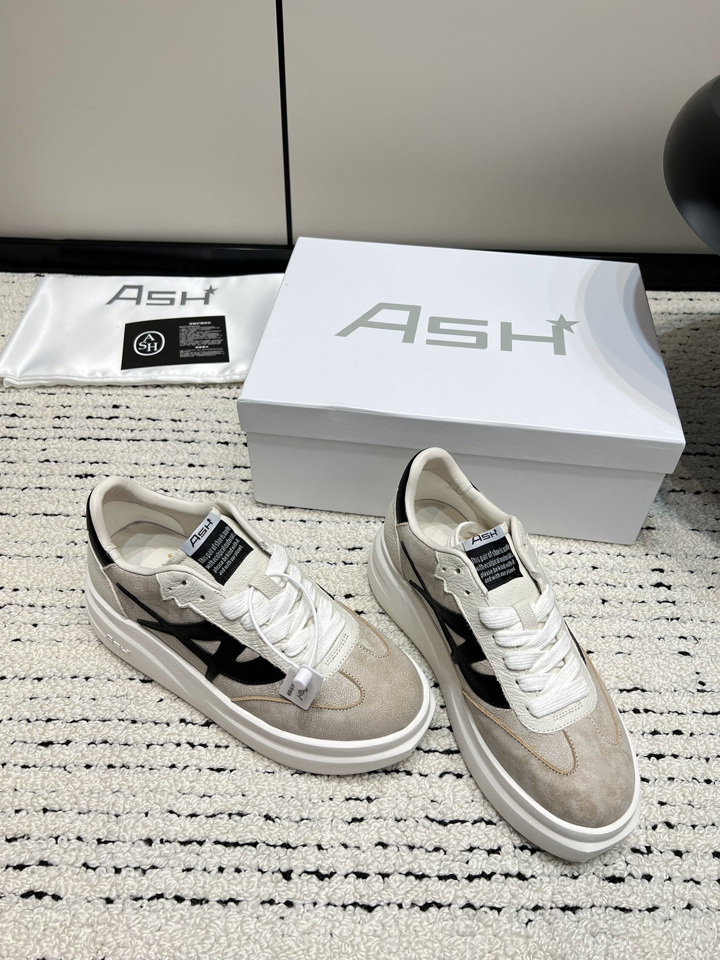ASH New Retro White Sneakers with Thick Soles and Unique Design - 图片 6