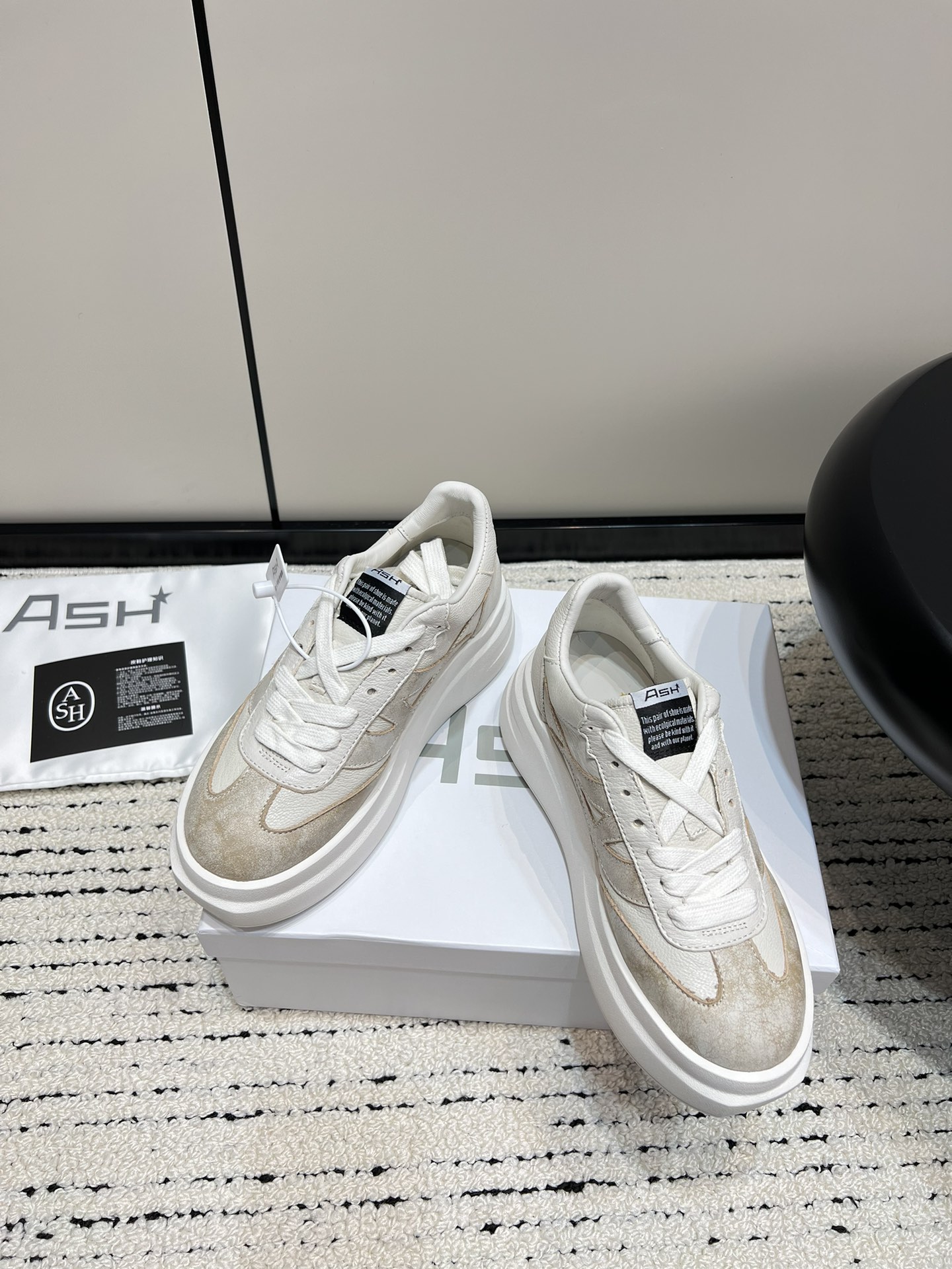 ASH New Retro White Sneakers with Thick Bottoms: Stylish and Comfortable Footwear - 图片 2