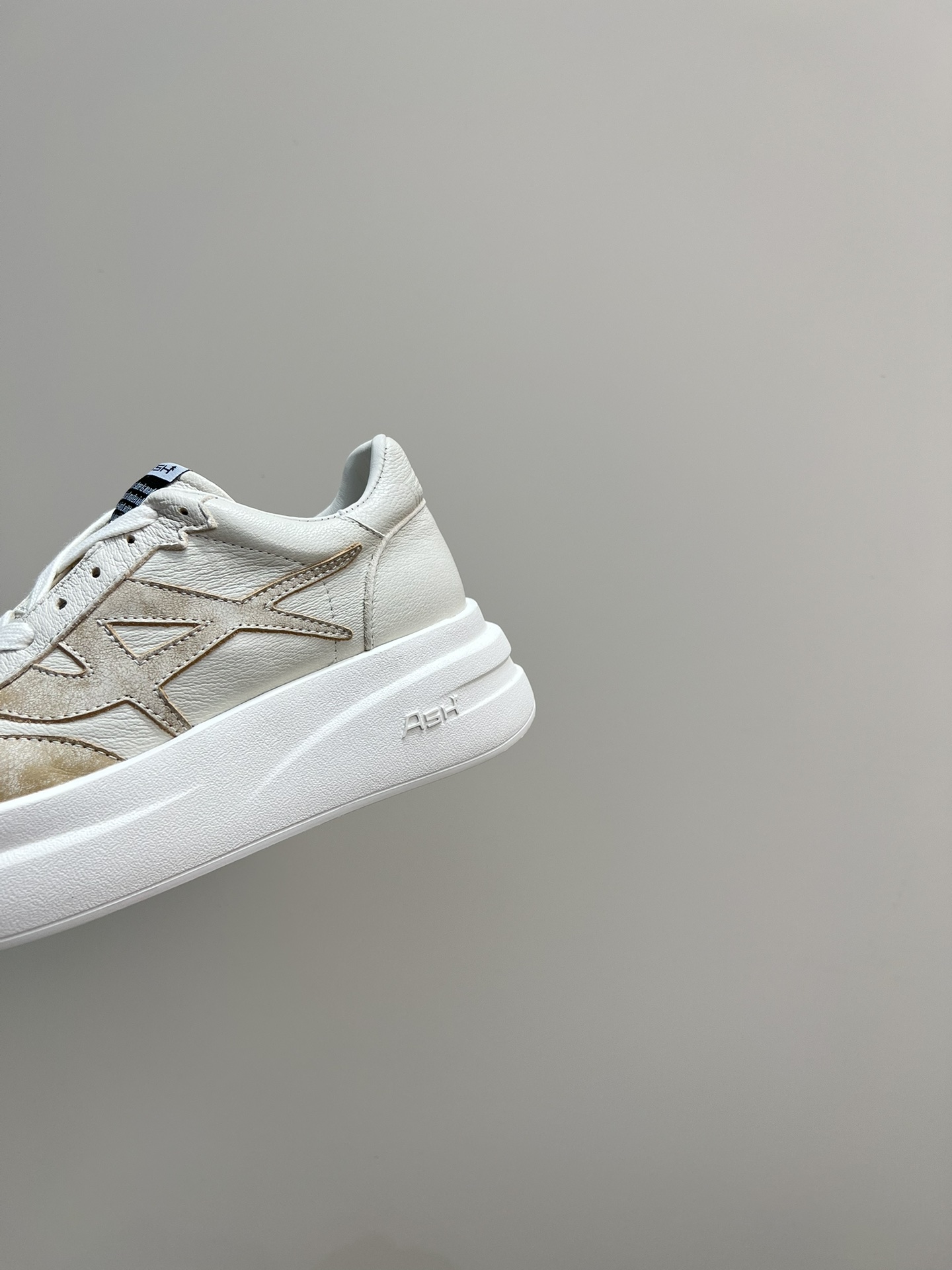 ASH New Retro White Sneakers with Thick Bottoms: Stylish and Comfortable Footwear - 图片 8