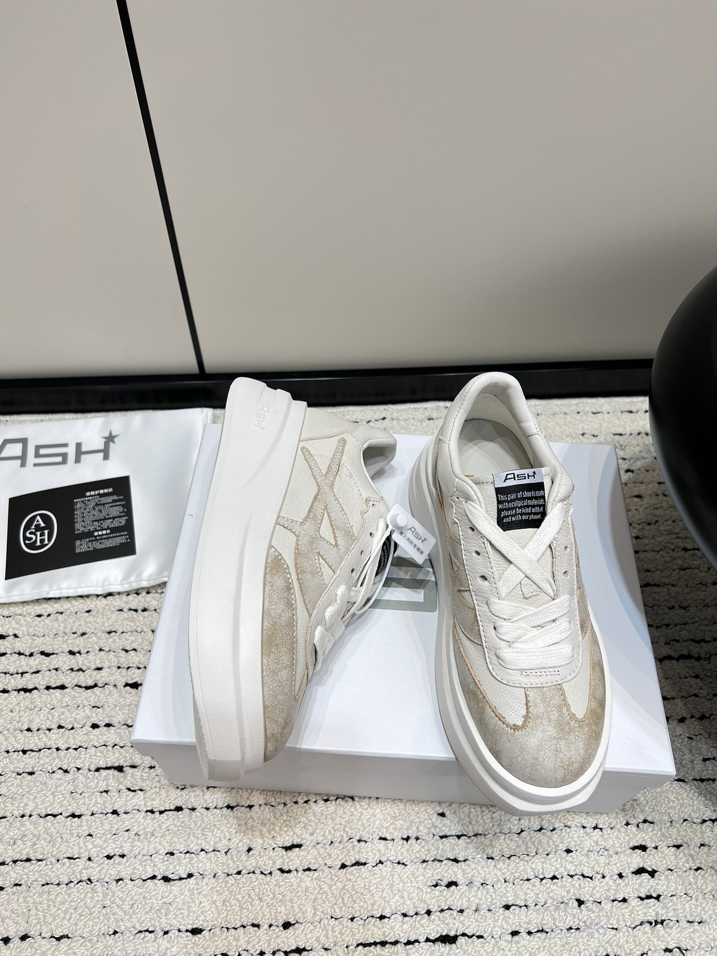 ASH New Retro White Sneakers with Thick Bottoms: Stylish and Comfortable Footwear - 图片 3