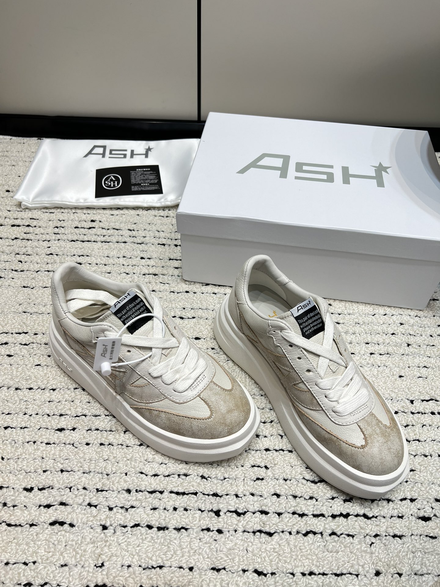 ASH New Retro White Sneakers with Thick Bottoms: Stylish and Comfortable Footwear - 图片 6