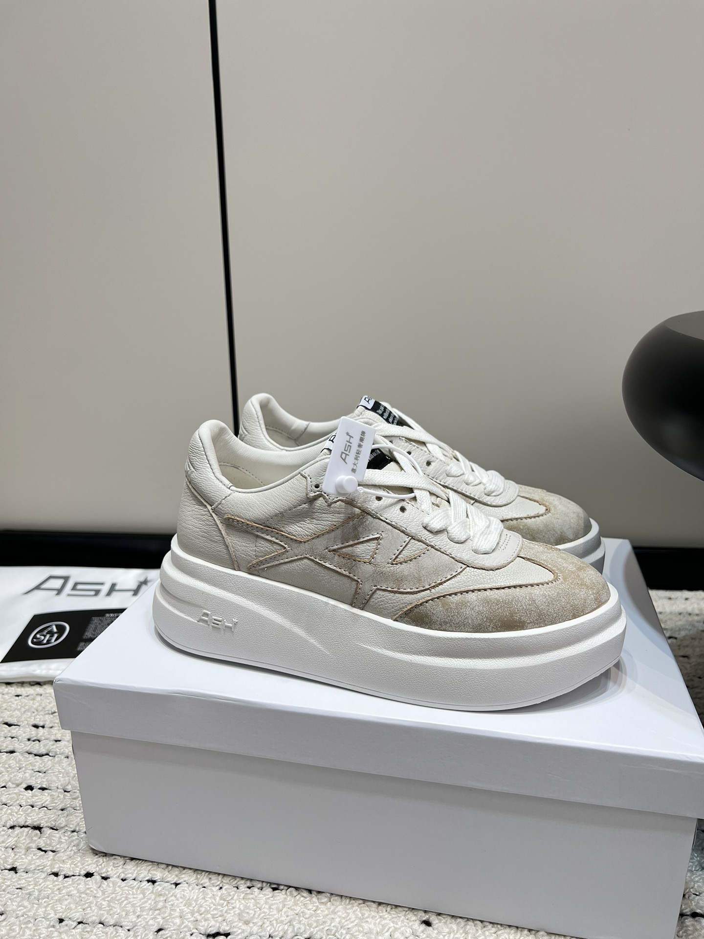 ASH New Retro White Sneakers with Thick Bottoms: Stylish and Comfortable Footwear - 图片 4
