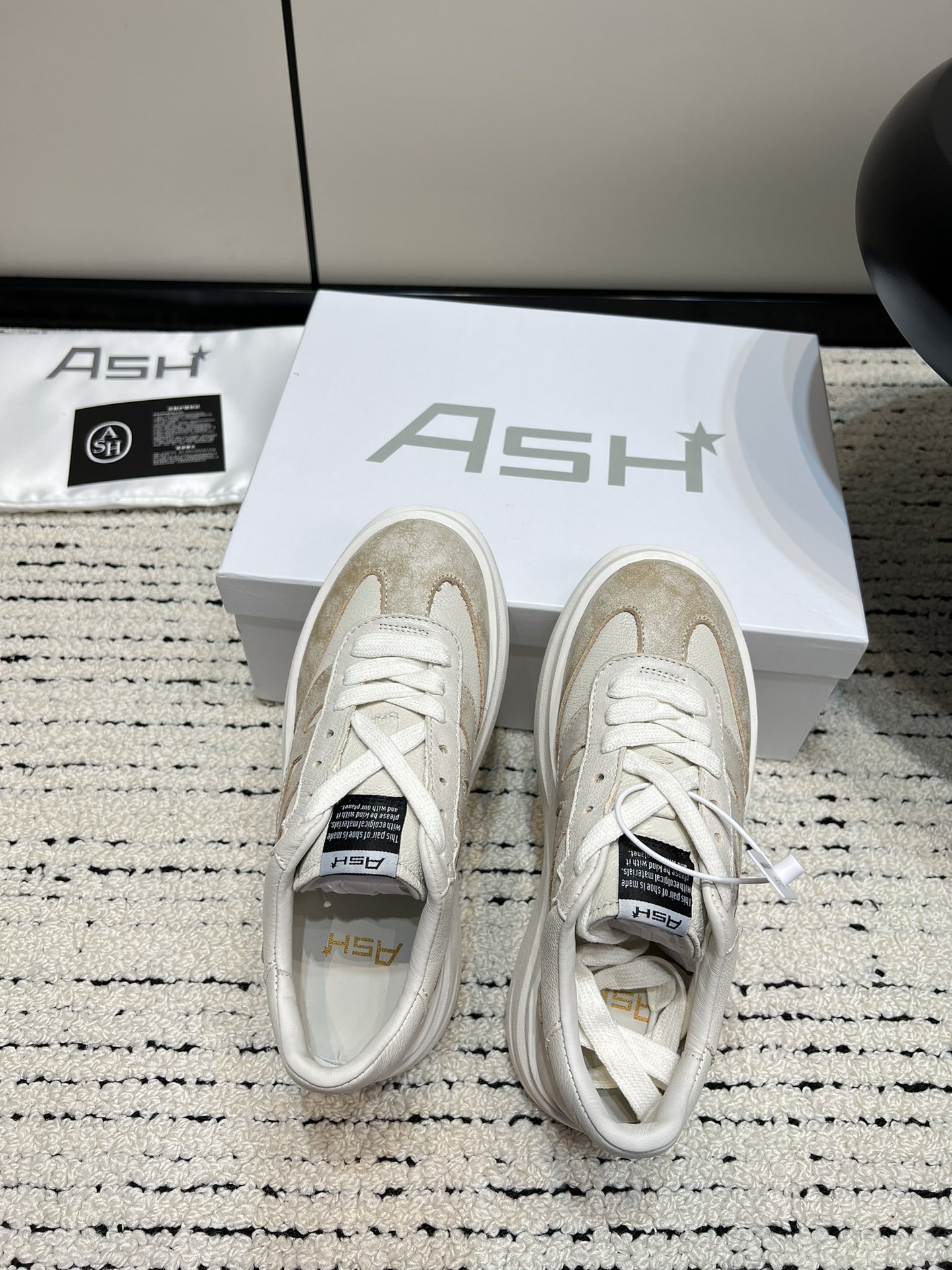 ASH New Retro White Sneakers with Thick Bottoms: Stylish and Comfortable Footwear - 图片 5