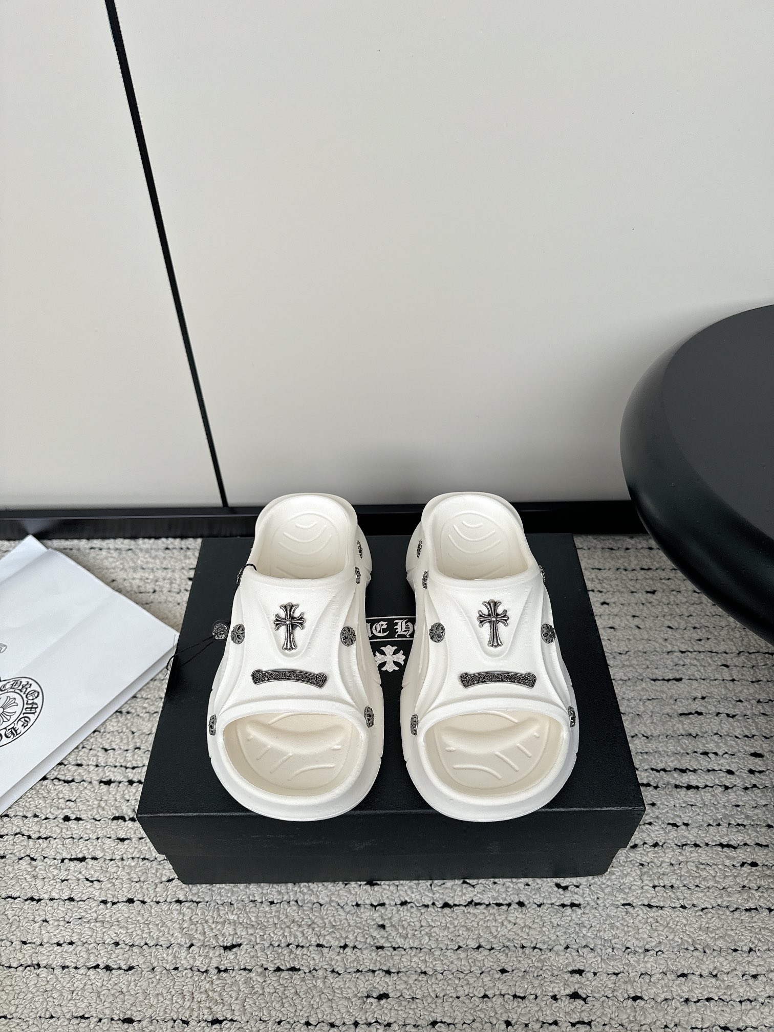 NO:273589,ChromeHearts is the most popular lazy slippers this summer, Korean fashion summer fashion semi-trailer, high-end, atmospheric and high-end, more suitable for lazy people. They can wear it with one foot, without having to start, convenient and fast Rubber integrated molding/original accessories/6.5cm Size36-41 (customized for 40.41) (only one size smaller),, chrome hearts, chrome hearts, slippers19860909实价ChromeHearts 克罗心 今夏最流行的懒人拖鞋,韩版潮流夏季时尚半拖 高端大气上档次外,更适合懒人族们,一脚蹬就穿好了,都不用动下手,方便快捷 橡胶一体成型/原版配饰/6.5cm Size36-41（40.41定做）（偏小一码）,,chrome hearts,chrome hearts,slippers,Men's shoes