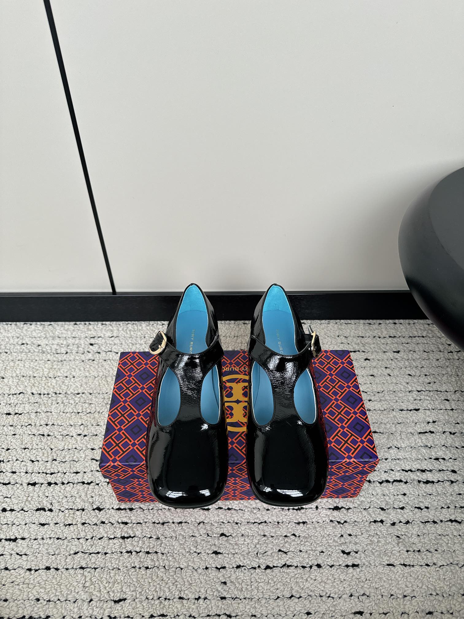Tory Burch 2024 Shoe Collection: Ballet Flats in Sheepskin and Leather - 图片 1