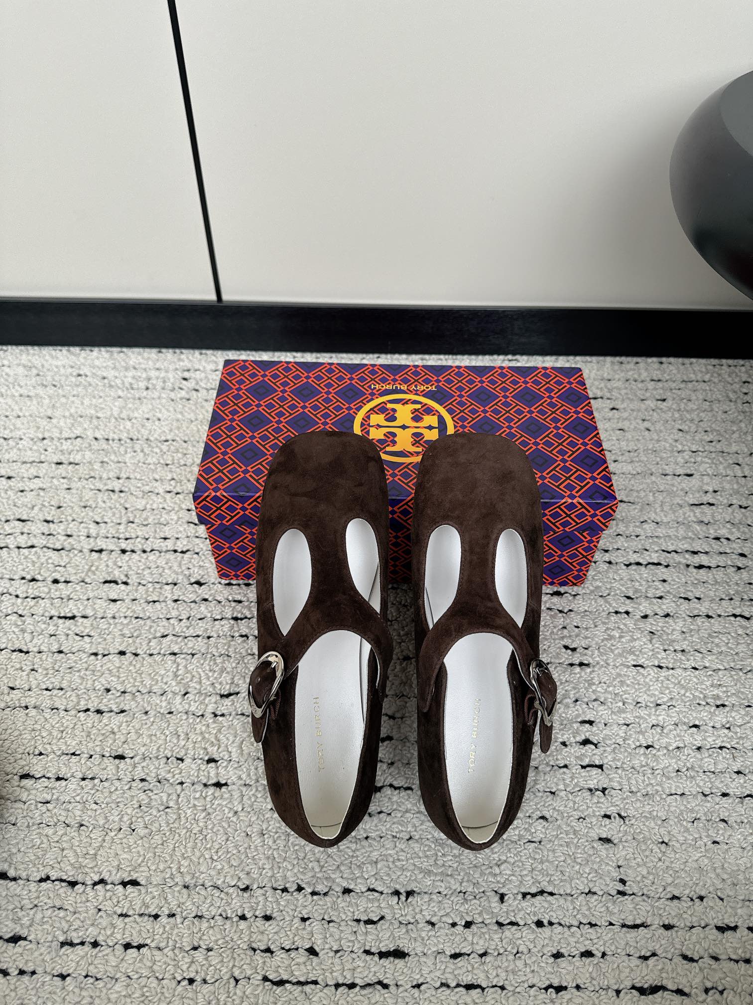 Tory Burch 2024 Shoe Collection: Luxe Ballet Flats in Sheepskin and Leather - 图片 6