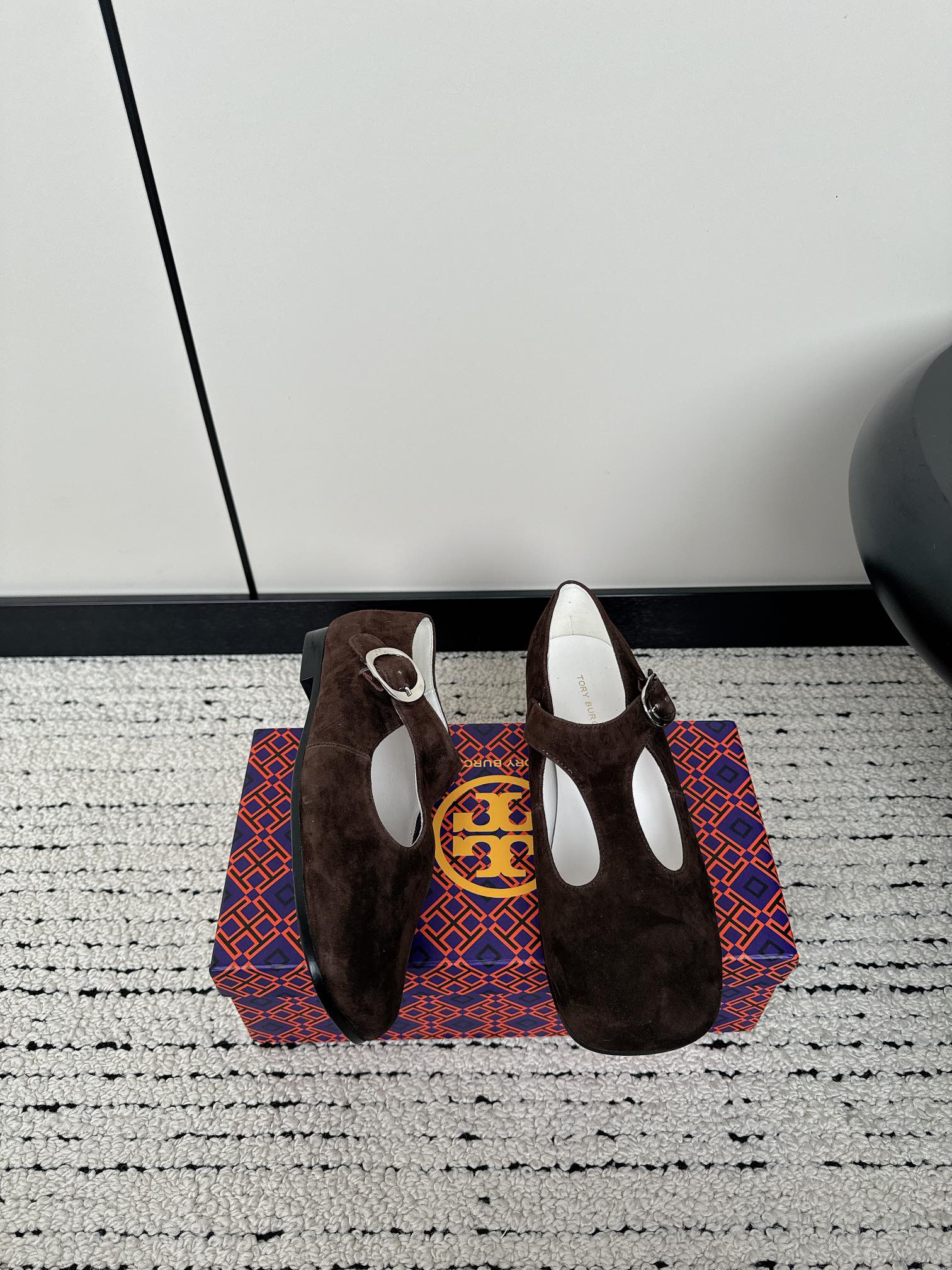Tory Burch 2024 Shoe Collection: Luxe Ballet Flats in Sheepskin and Leather - 图片 3