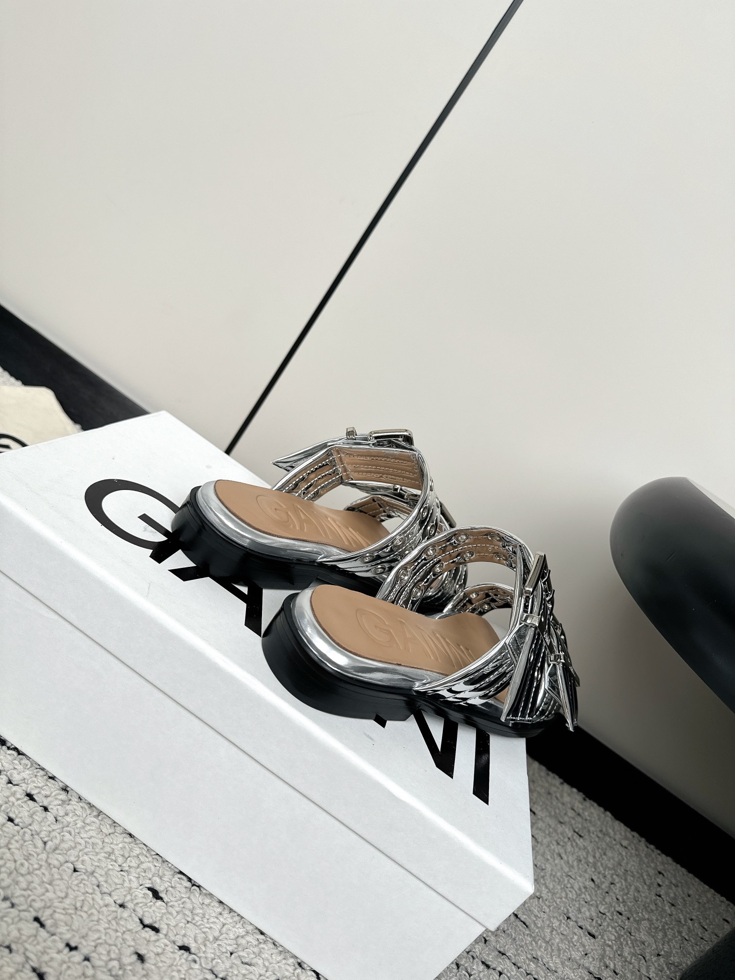 Ganni’s New Summer Line: Round Head Slippers with Belt Buckle Detail - 图片 5