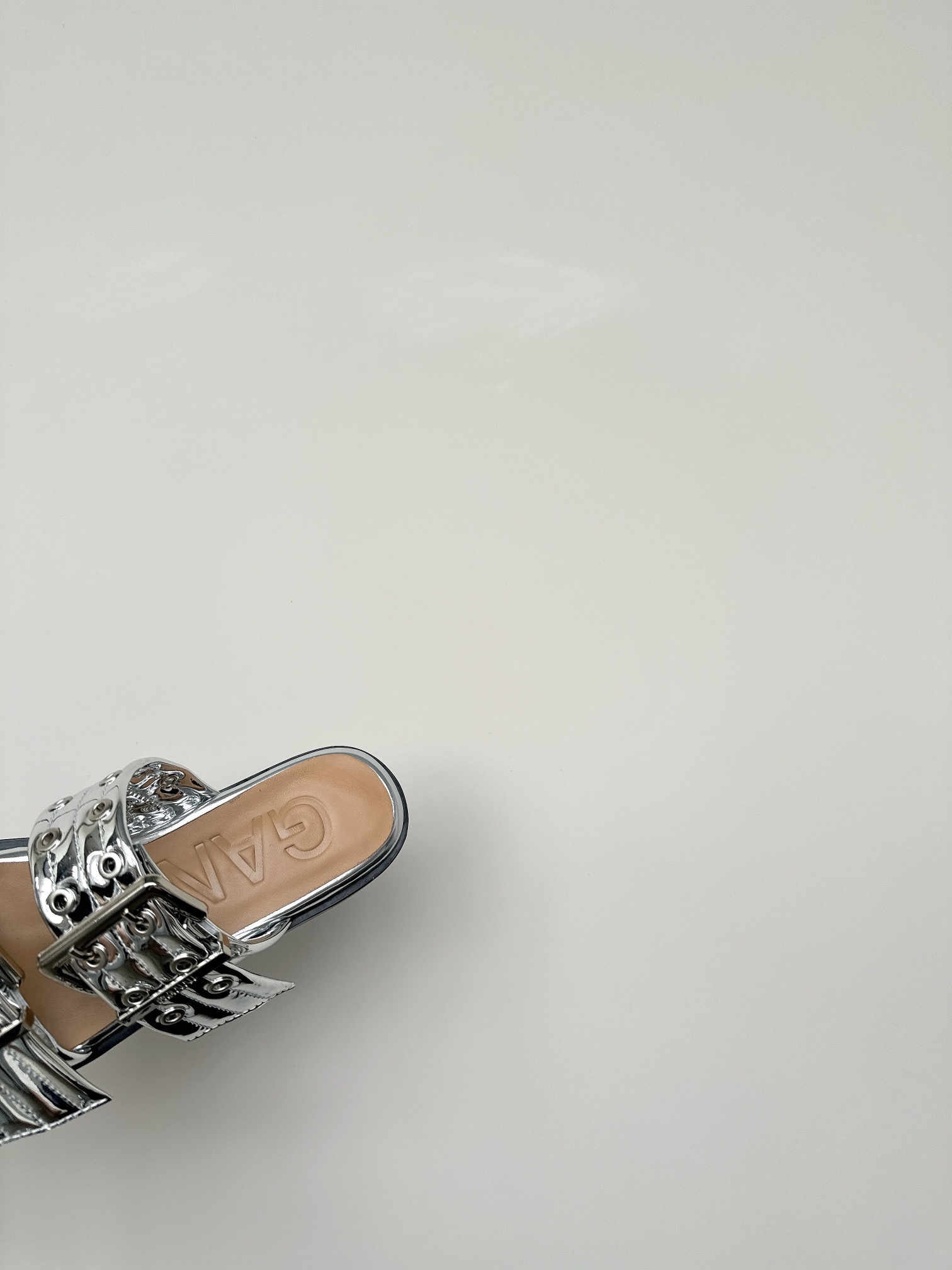 Ganni’s New Summer Line: Round Head Slippers with Belt Buckle Detail - 图片 8