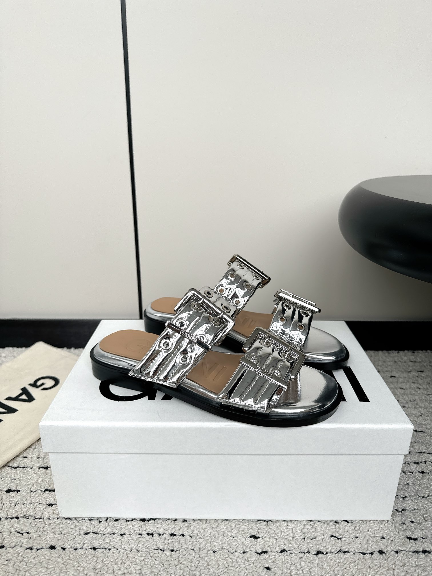 Ganni’s New Summer Line: Round Head Slippers with Belt Buckle Detail - 图片 4