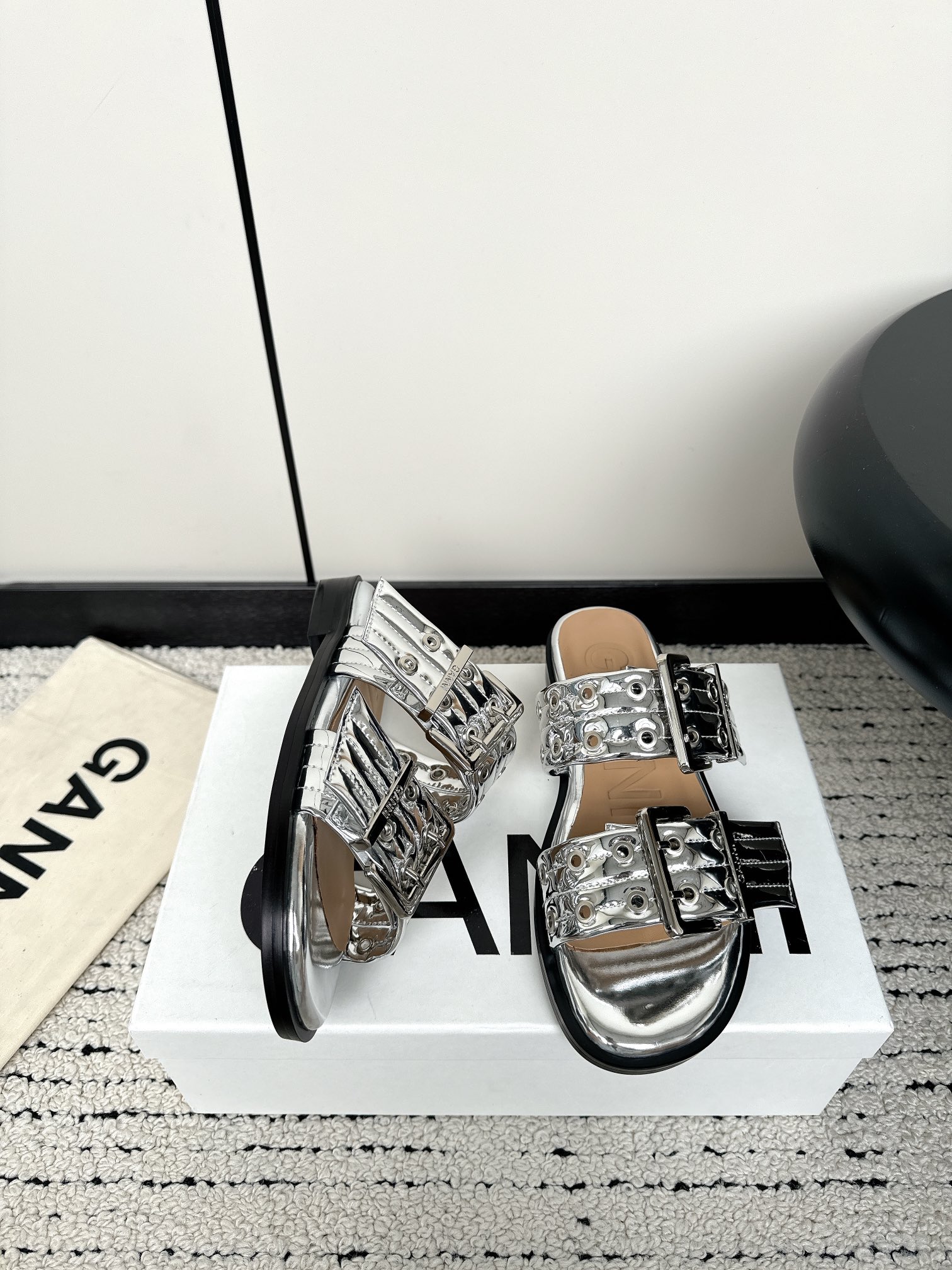 Ganni’s New Summer Line: Round Head Slippers with Belt Buckle Detail - 图片 3