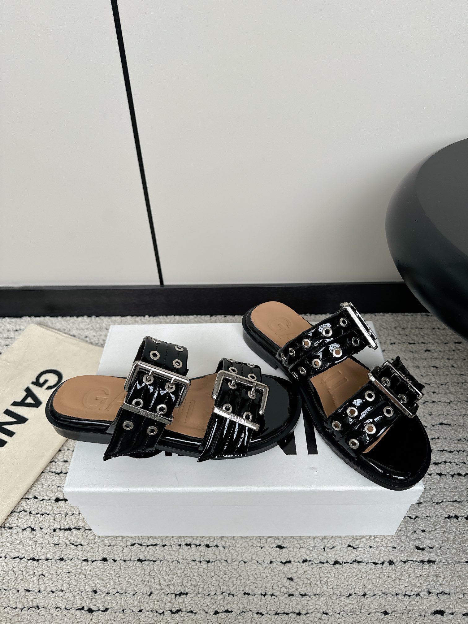 Ganni Summer Line Features Round Head Slippers with Belt Buckle Detail - 图片 2