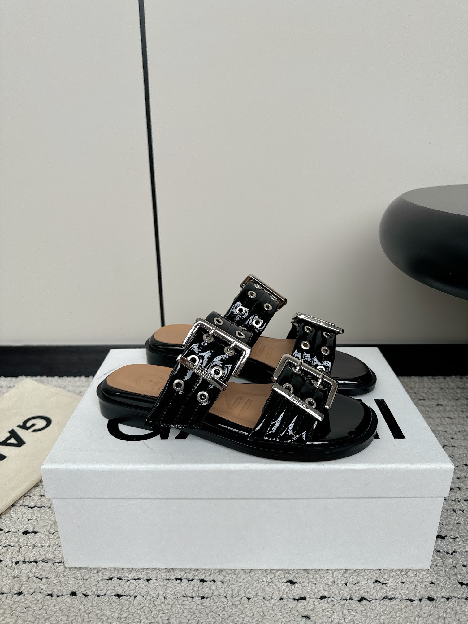 Ganni Summer Line Features Round Head Slippers with Belt Buckle Detail - 图片 4