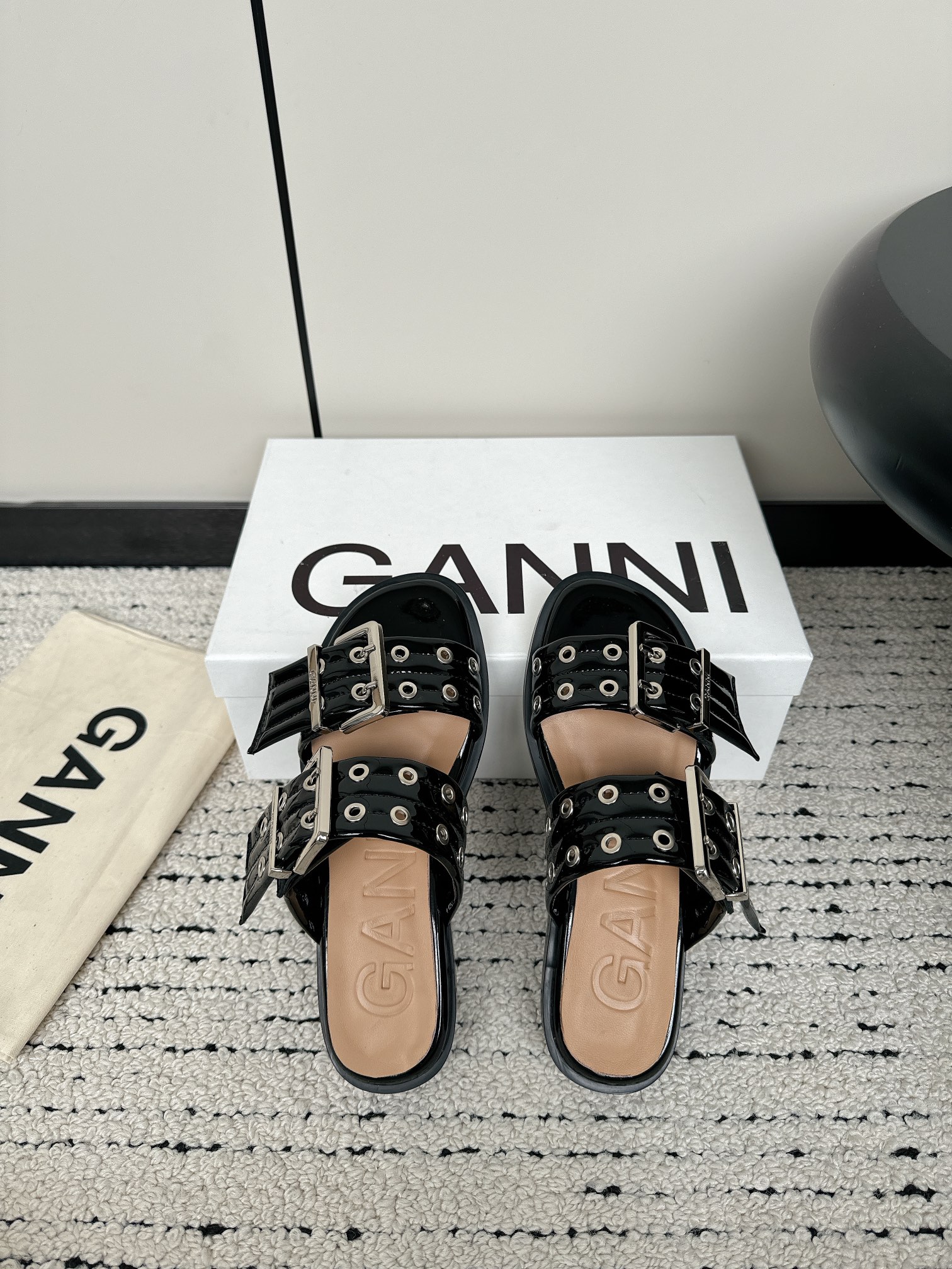 Ganni Summer Line Features Round Head Slippers with Belt Buckle Detail - 图片 6
