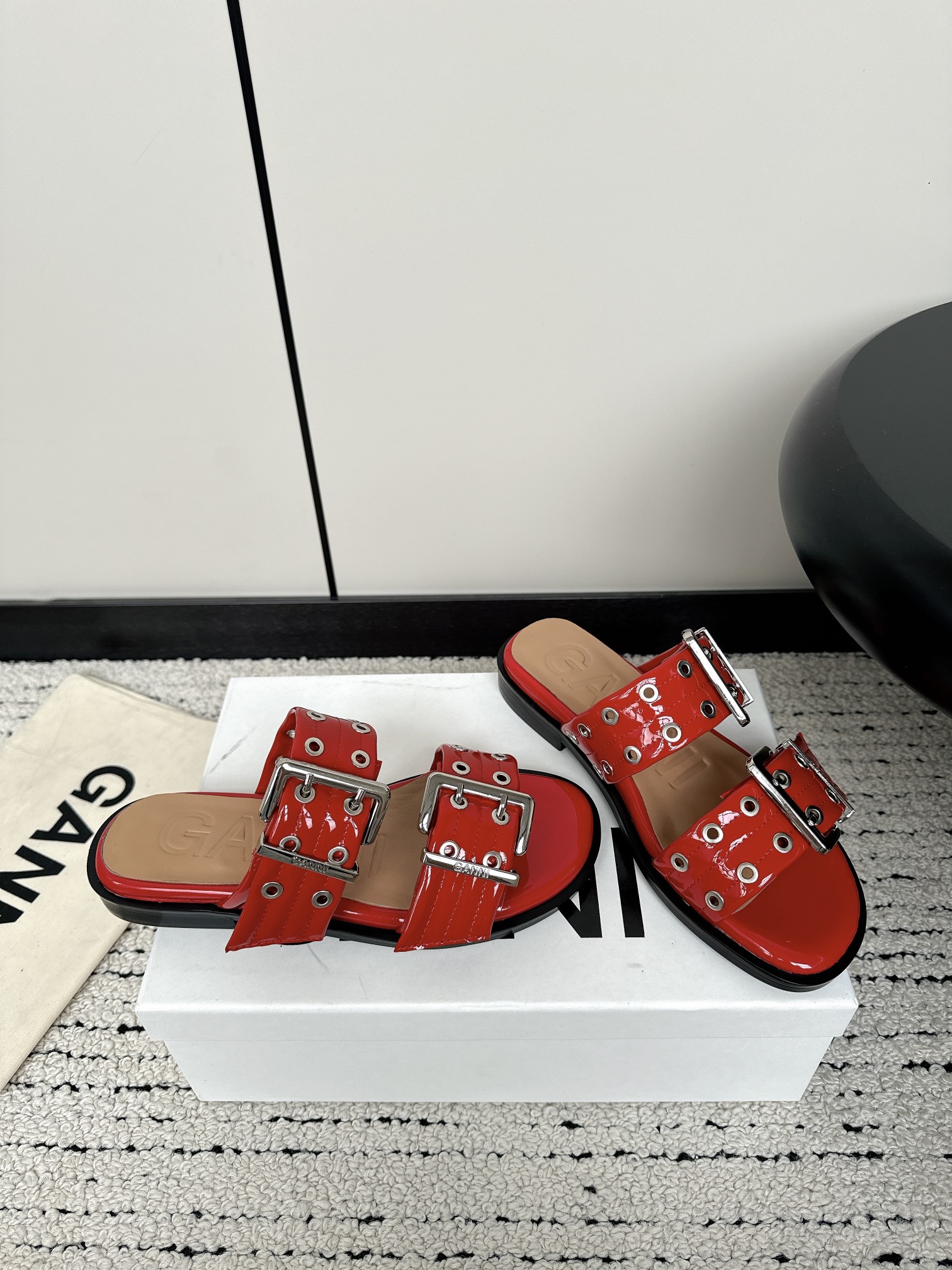 Ganni Summer Line Features Round Head Slippers with Belt Buckle Detail - 图片 2
