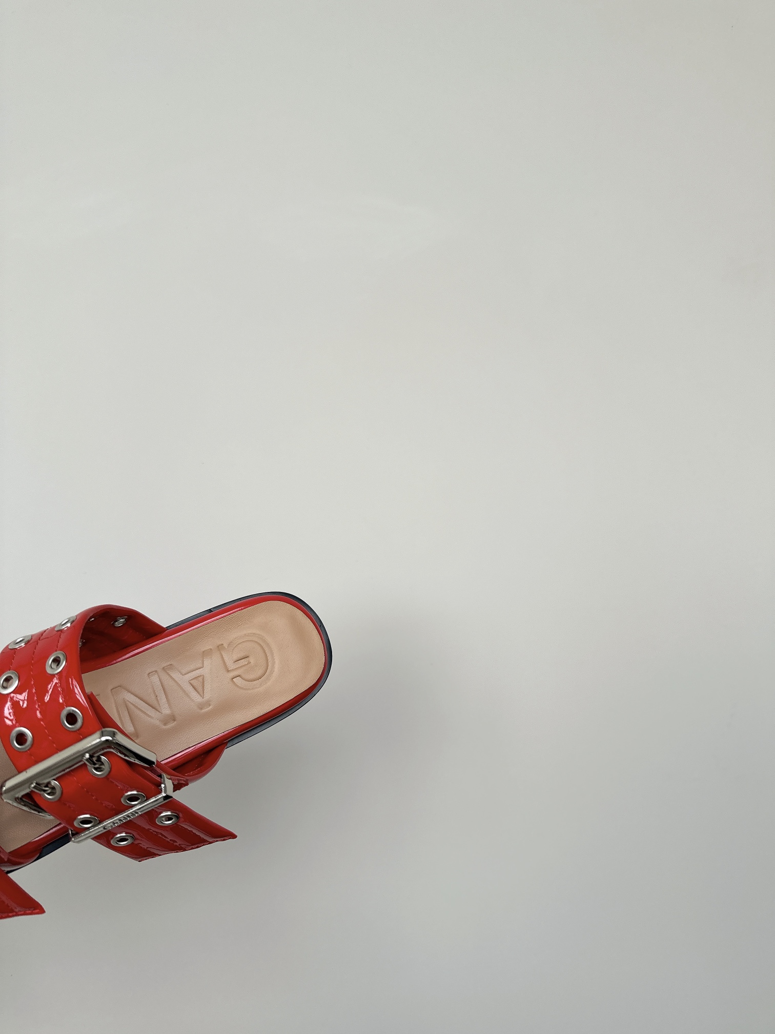 Ganni Summer Line Features Round Head Slippers with Belt Buckle Detail - 图片 8