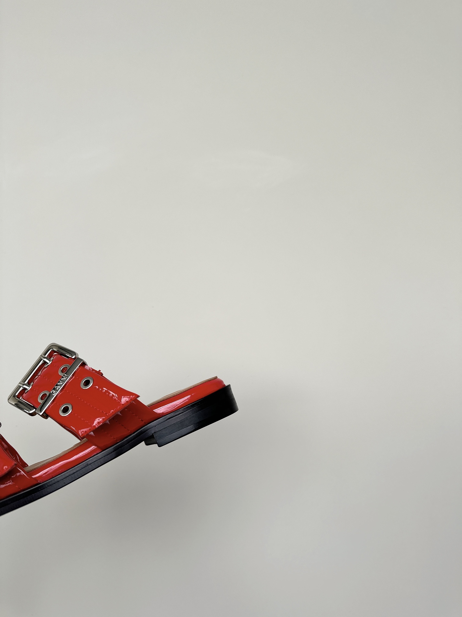 Ganni Summer Line Features Round Head Slippers with Belt Buckle Detail - 图片 7