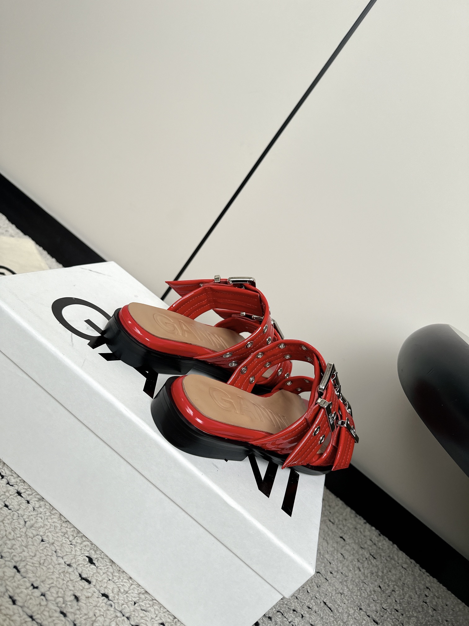 Ganni Summer Line Features Round Head Slippers with Belt Buckle Detail - 图片 5