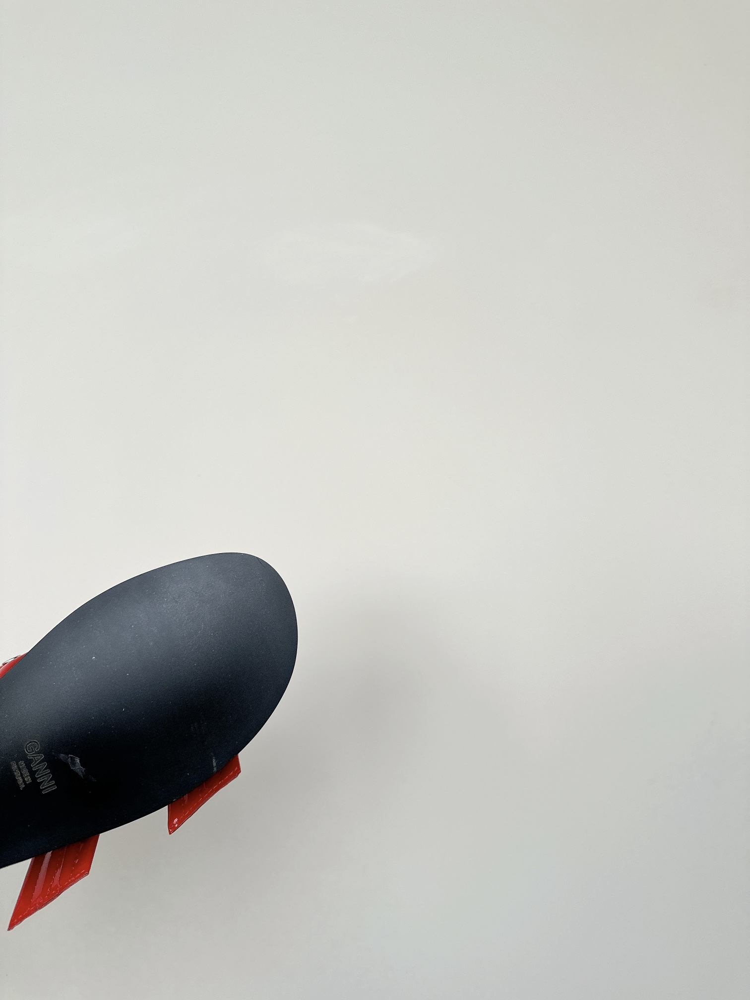 Ganni Summer Line Features Round Head Slippers with Belt Buckle Detail - 图片 9