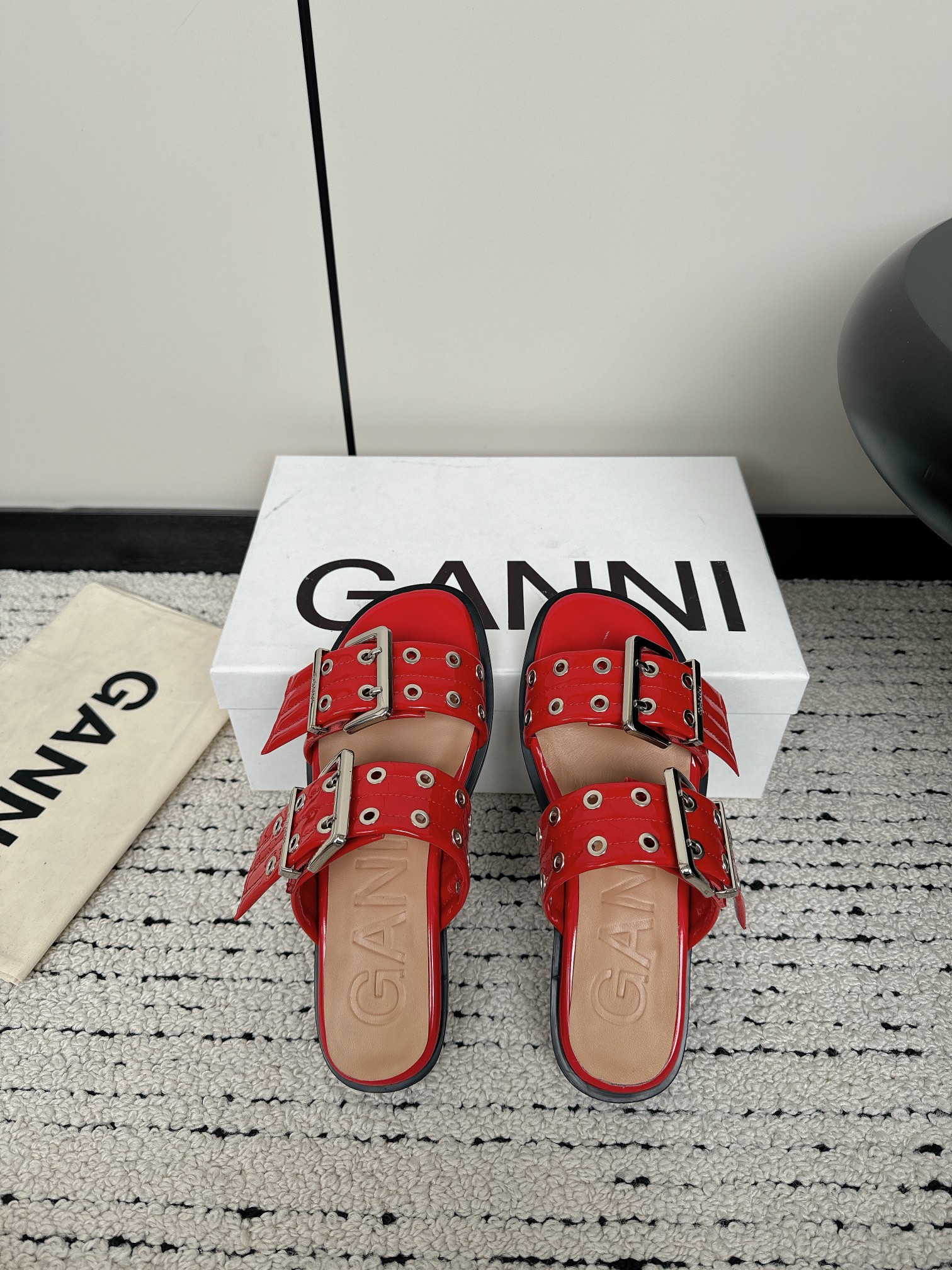 Ganni Summer Line Features Round Head Slippers with Belt Buckle Detail - 图片 6
