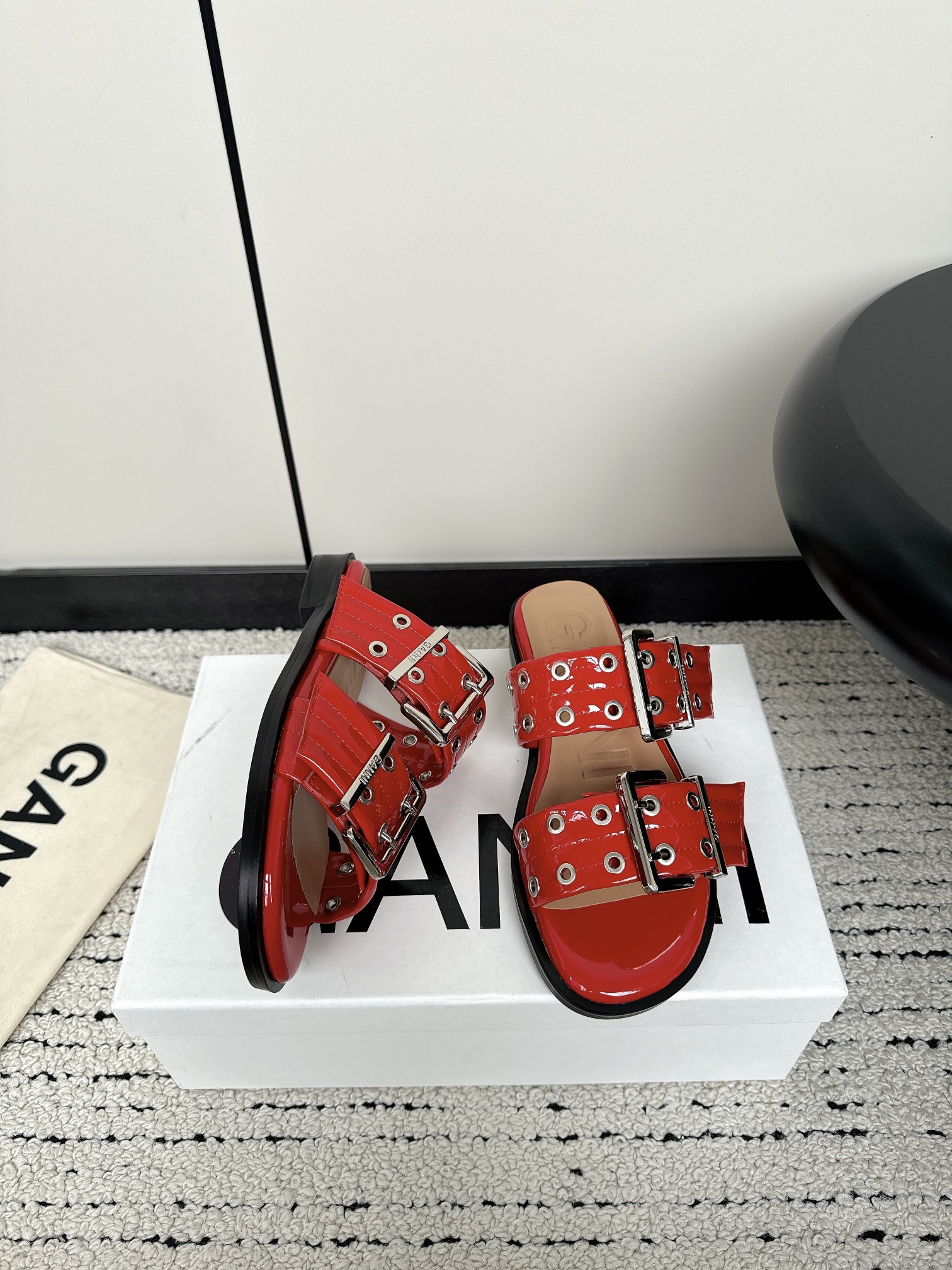 Ganni Summer Line Features Round Head Slippers with Belt Buckle Detail - 图片 3