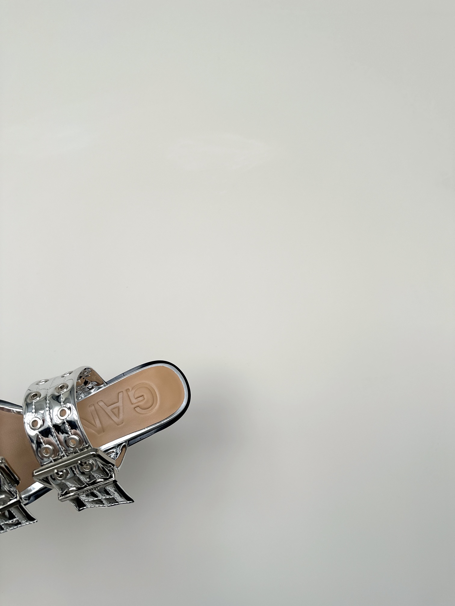 GANNI Summer Line: Round Head Slippers with Belt Buckle Detail - 图片 8