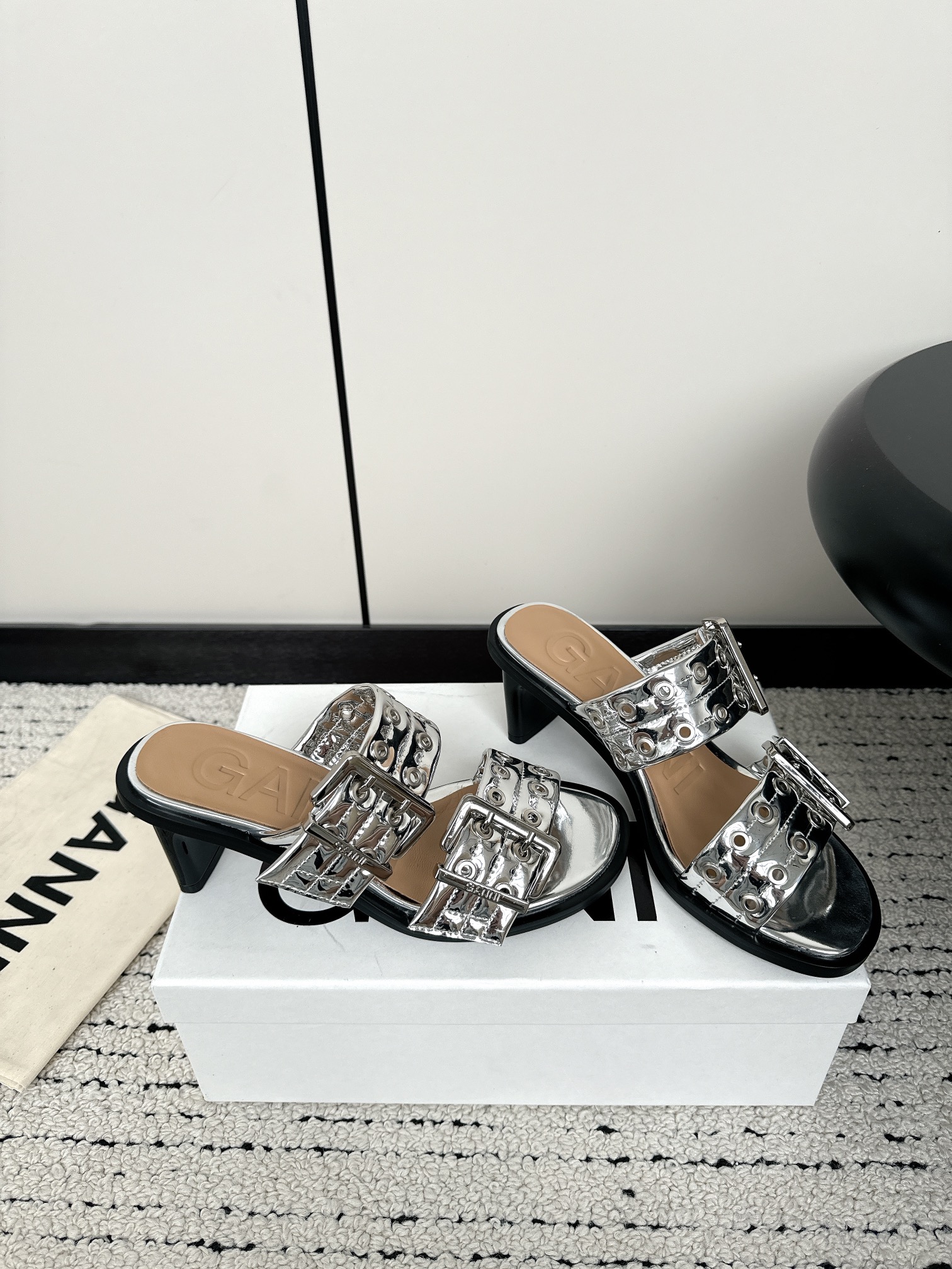 GANNI Summer Line: Round Head Slippers with Belt Buckle Detail - 图片 2