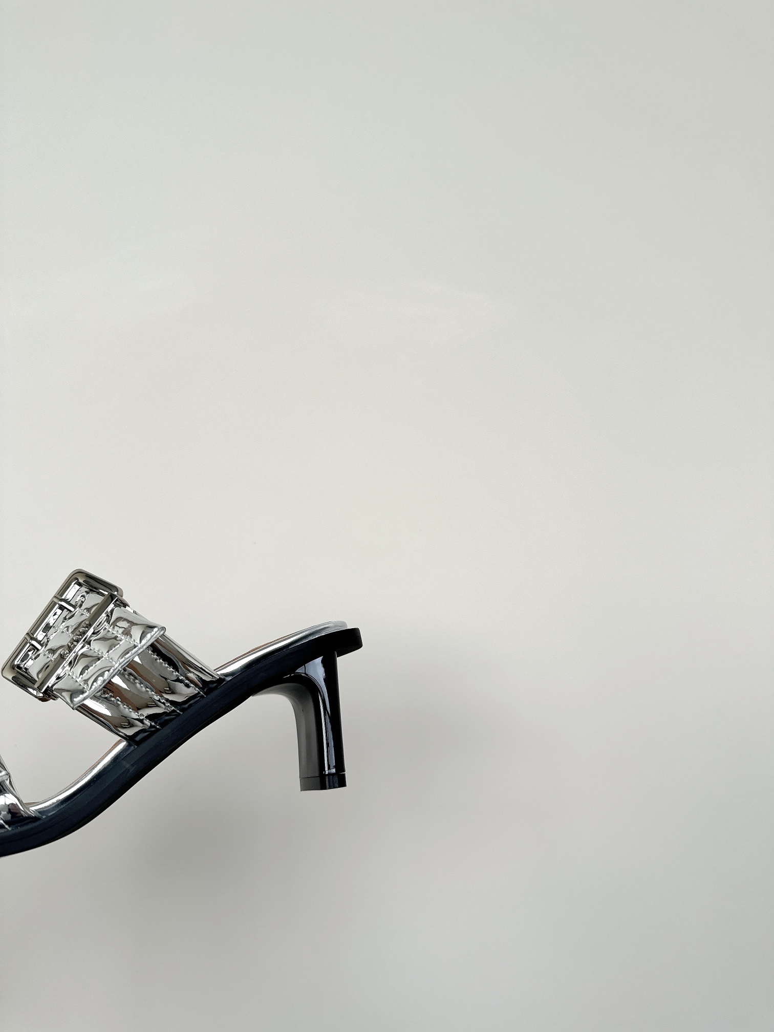 GANNI Summer Line: Round Head Slippers with Belt Buckle Detail - 图片 7