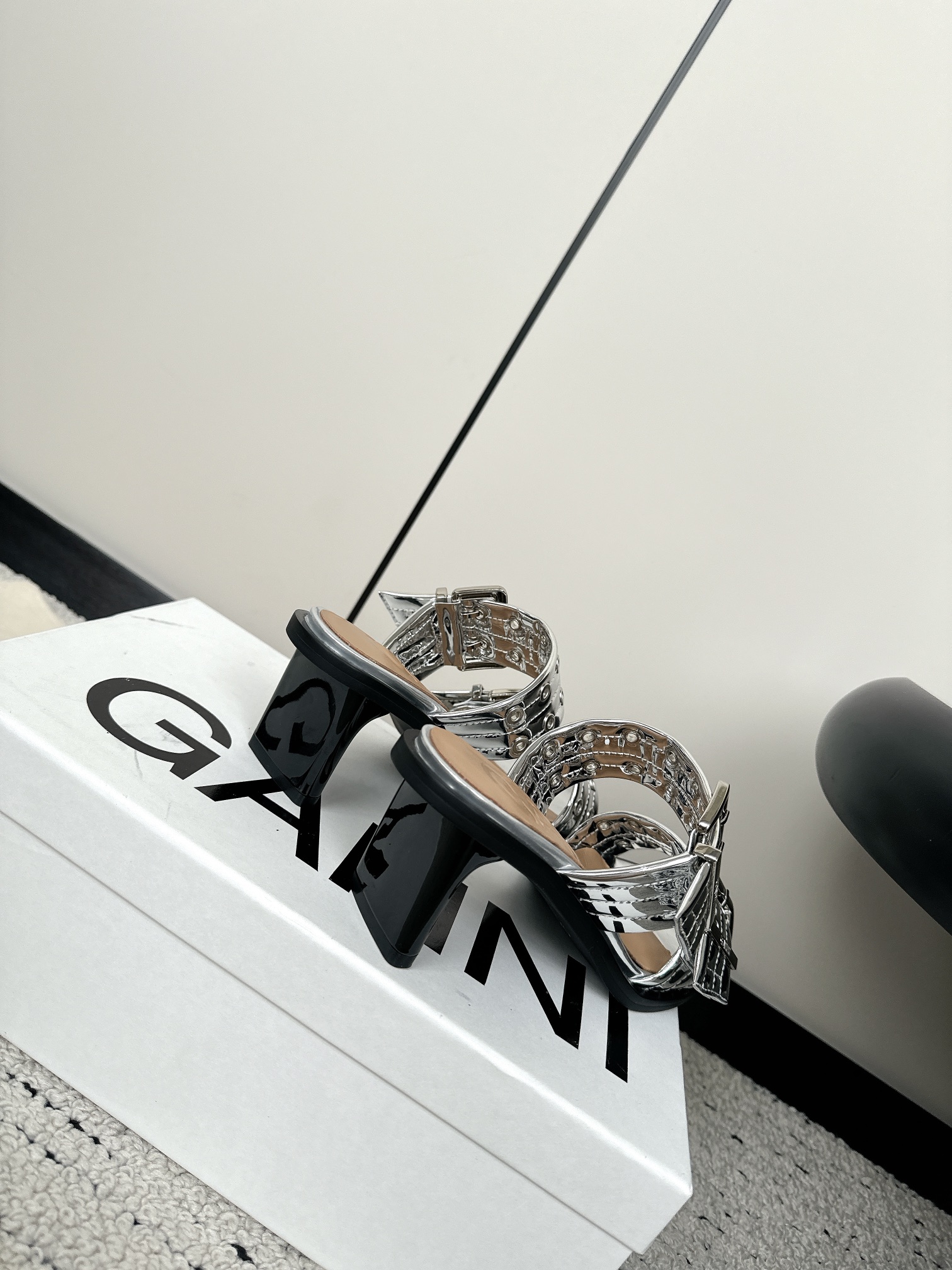 GANNI Summer Line: Round Head Slippers with Belt Buckle Detail - 图片 5