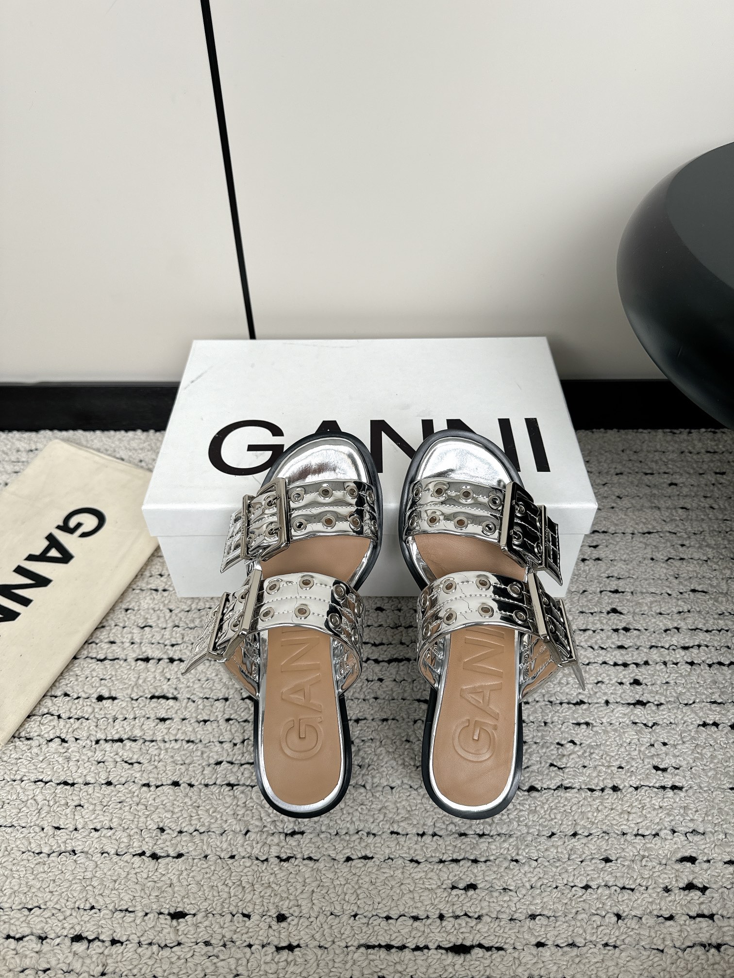 GANNI Summer Line: Round Head Slippers with Belt Buckle Detail - 图片 6