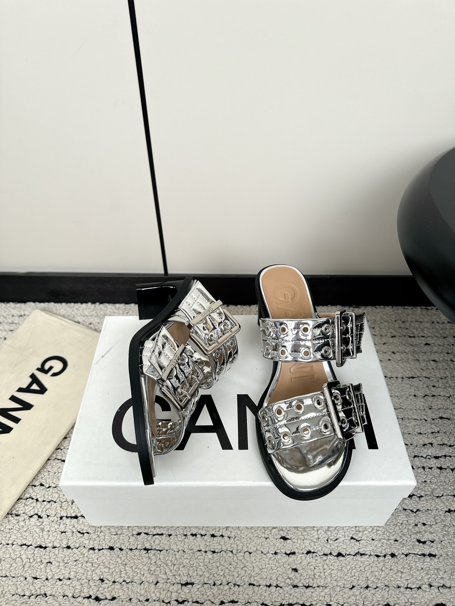 GANNI Summer Line: Round Head Slippers with Belt Buckle Detail - 图片 3