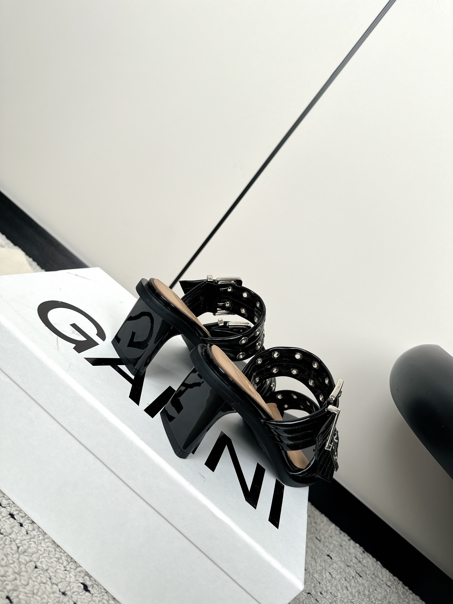 Ganni Summer Collection: Round Head Slippers with Belt Buckle Detail. - 图片 5