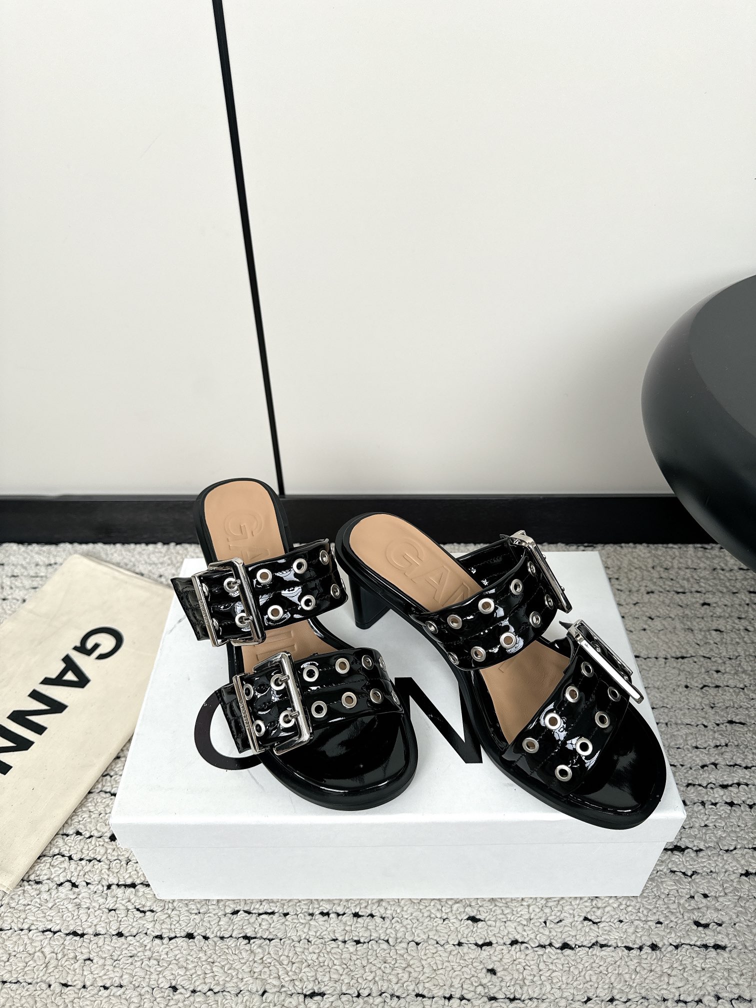 Ganni Summer Collection: Round Head Slippers with Belt Buckle Detail. - 图片 2