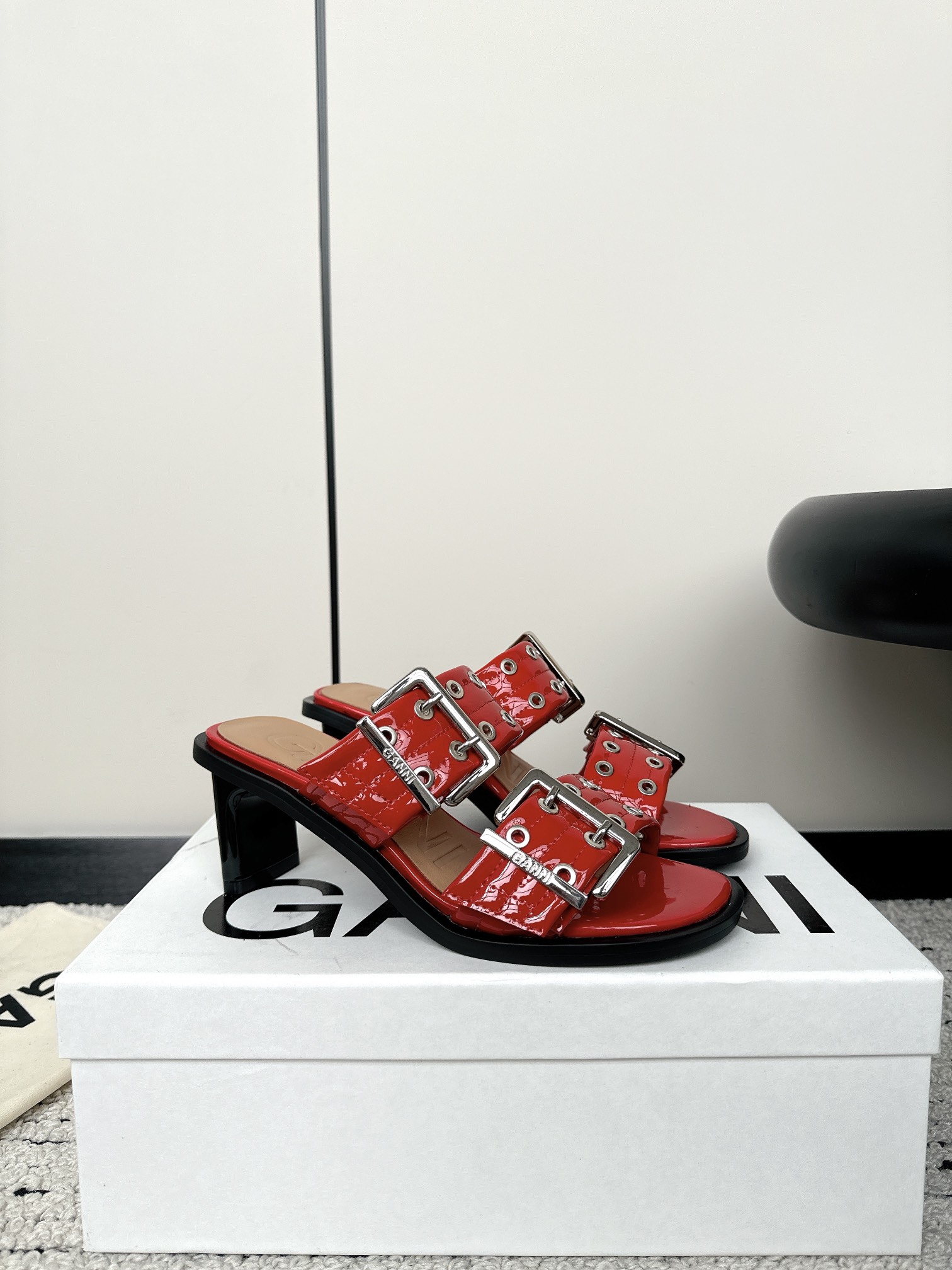 Ganni Summer Collection: Round Head Slippers with Belt Buckle, Unique Vision. - 图片 4