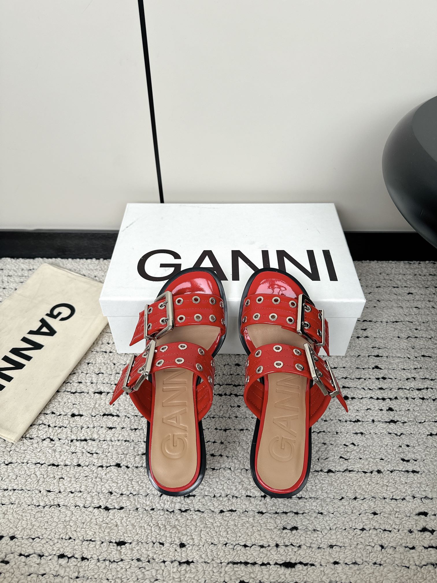 Ganni Summer Collection: Round Head Slippers with Belt Buckle, Unique Vision. - 图片 6