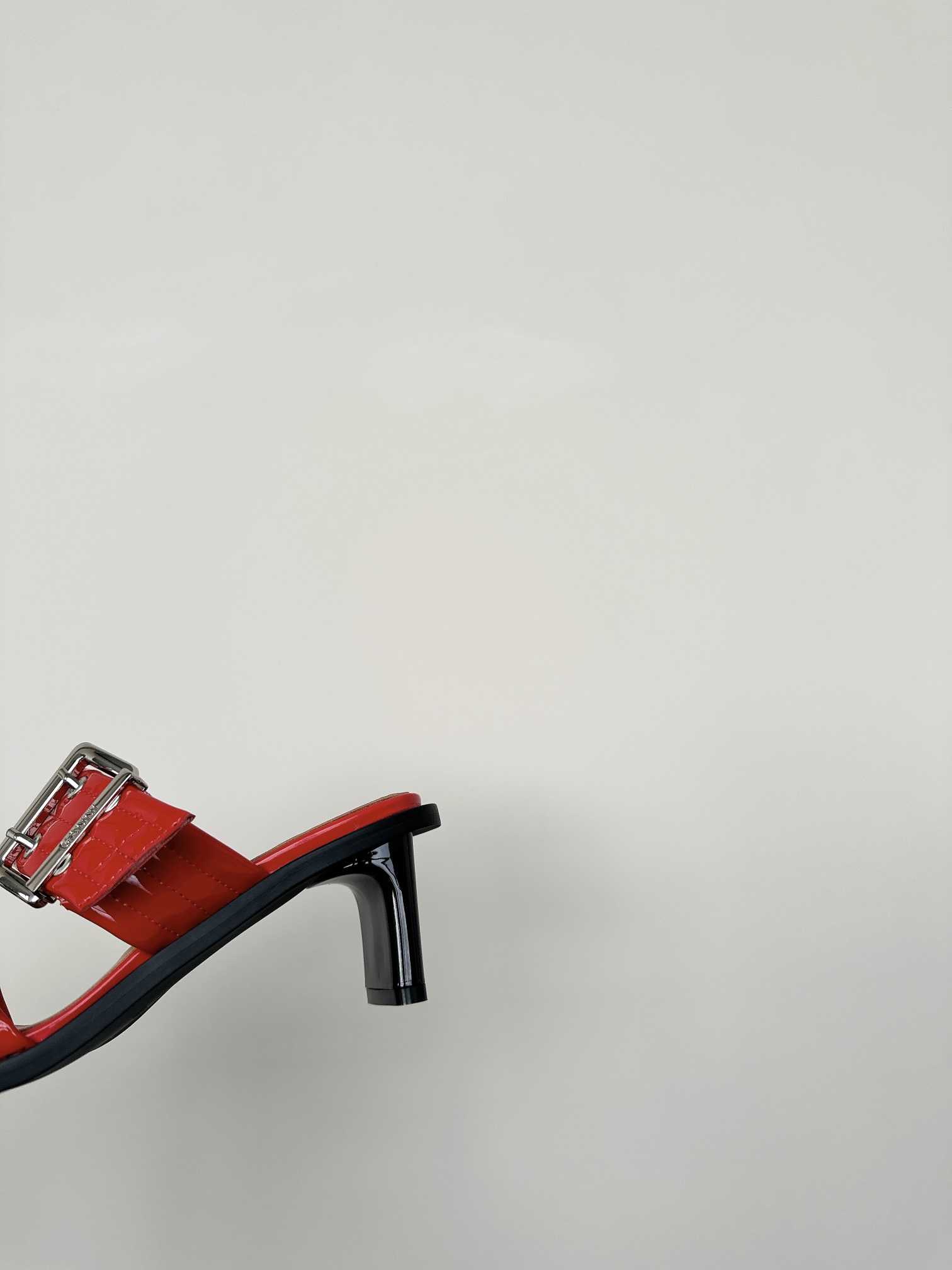 Ganni Summer Collection: Round Head Slippers with Belt Buckle, Unique Vision. - 图片 7