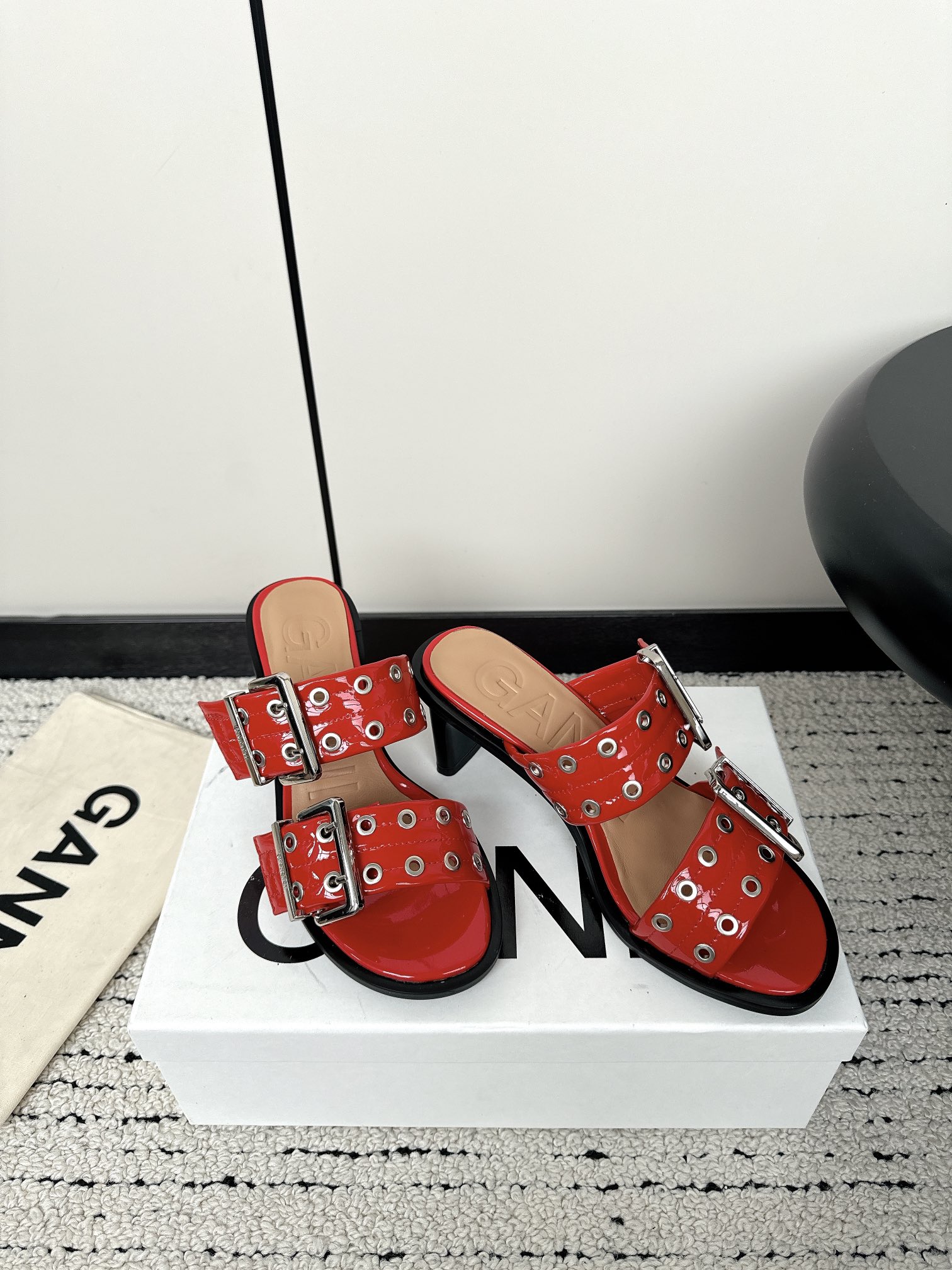 Ganni Summer Collection: Round Head Slippers with Belt Buckle, Unique Vision. - 图片 2
